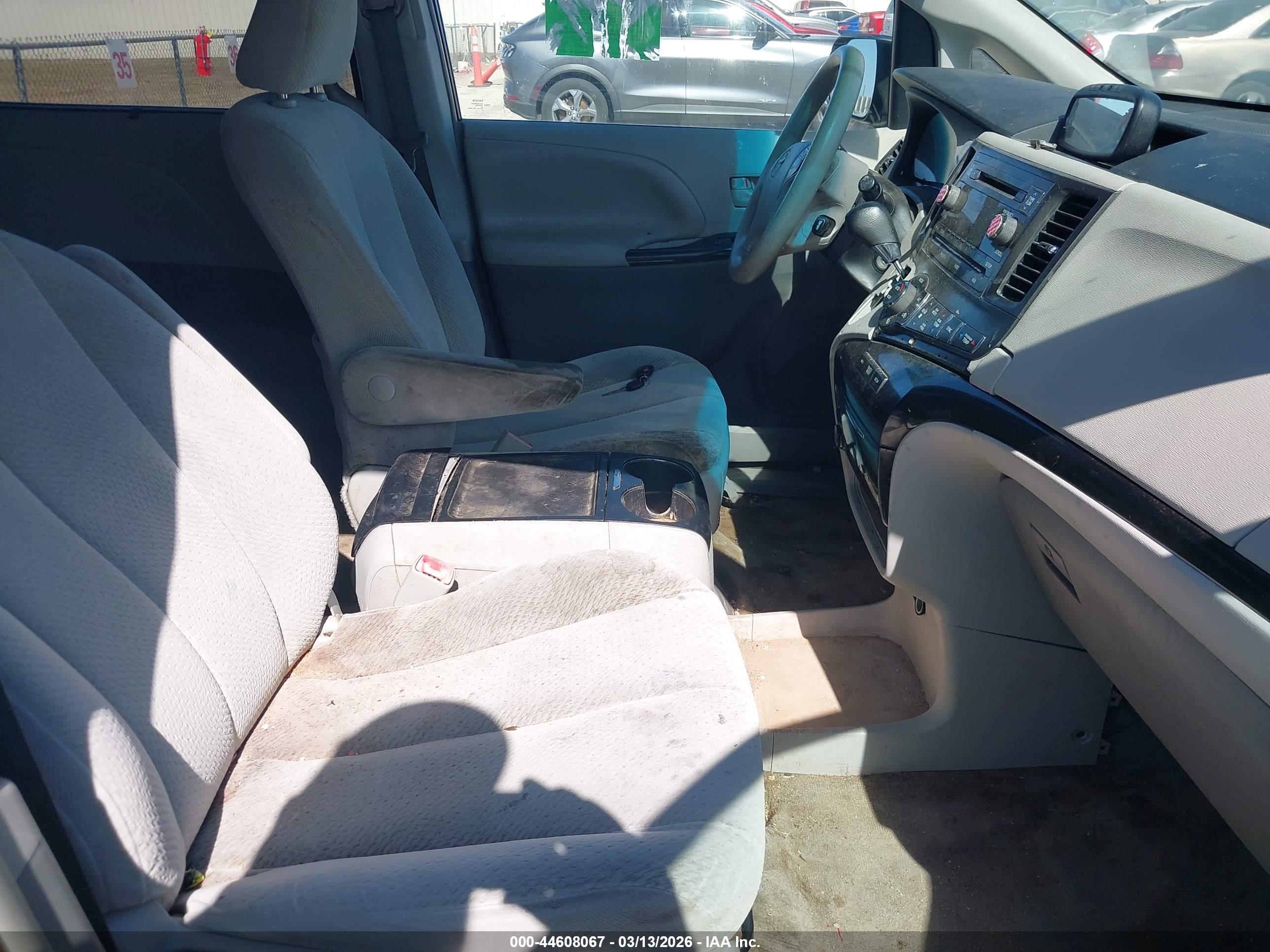 TOYOTA SIENNA image 5