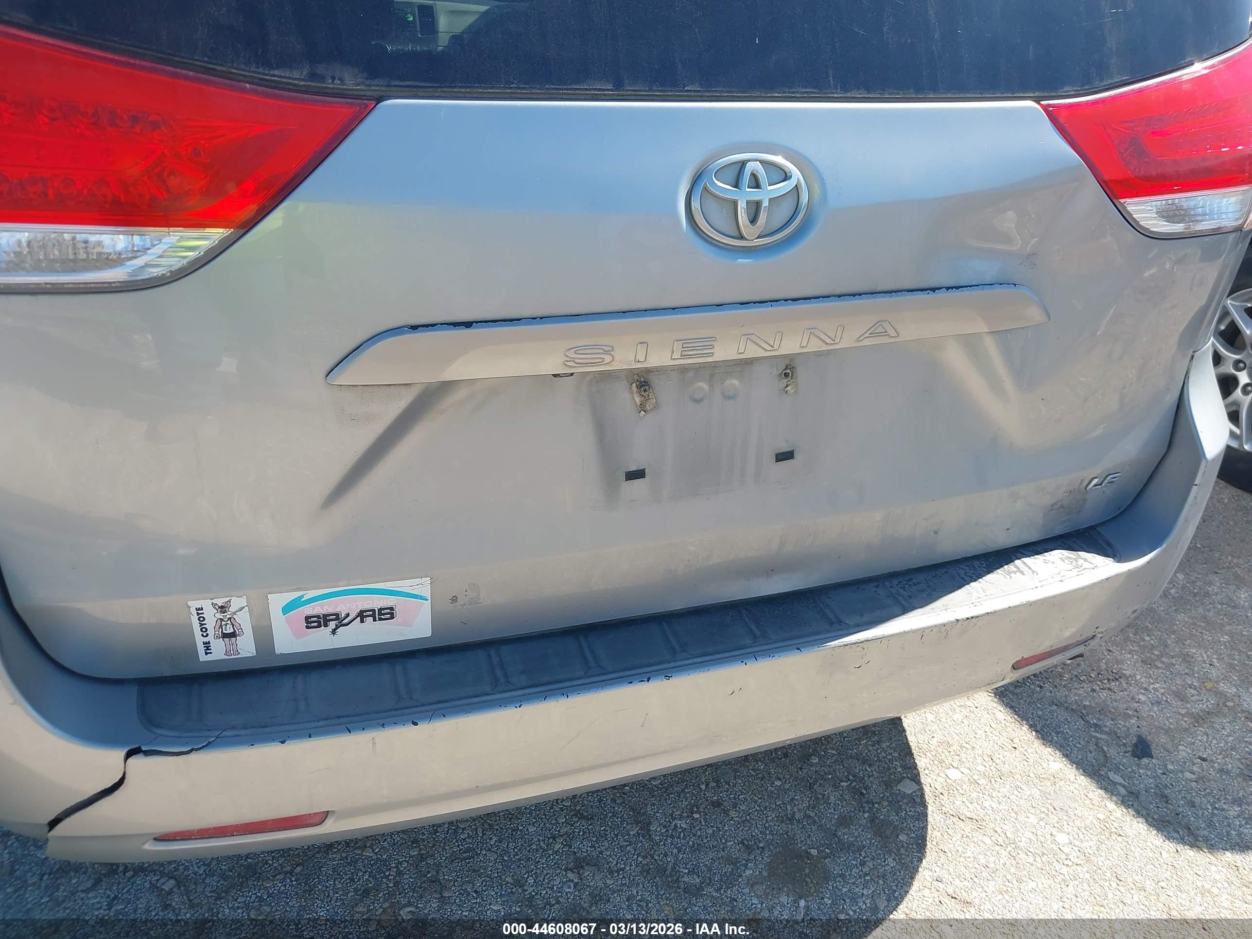 TOYOTA SIENNA image 6