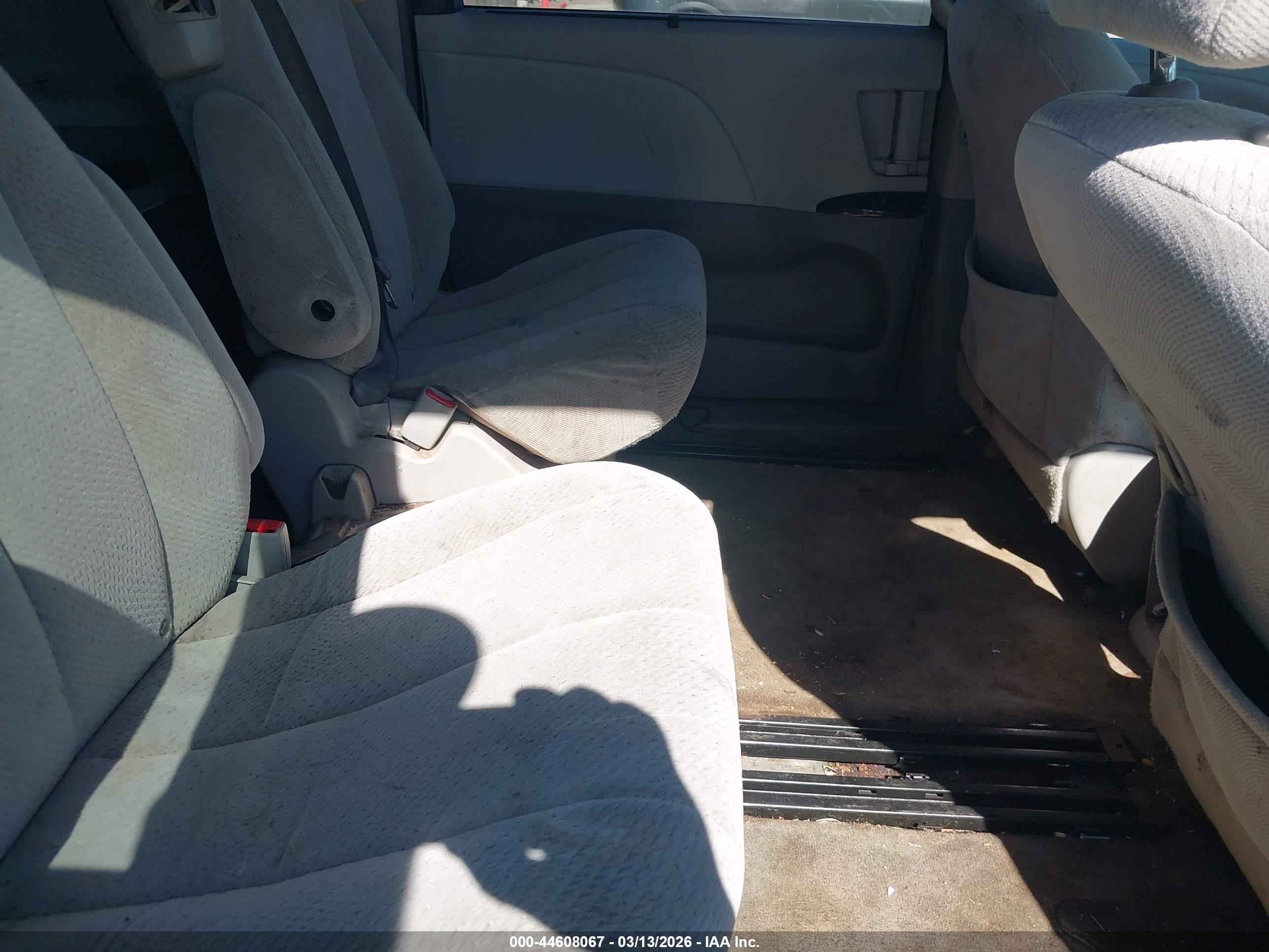 TOYOTA SIENNA image 8