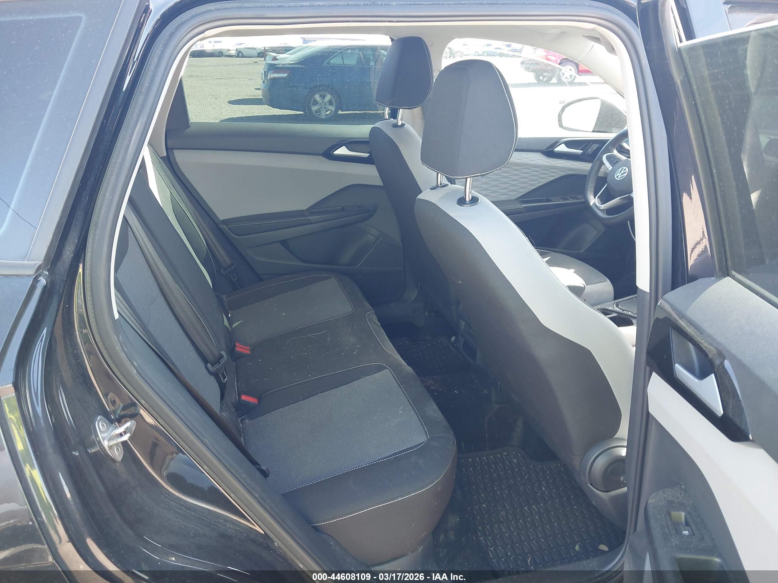 VOLKSWAGEN TAOS image 8