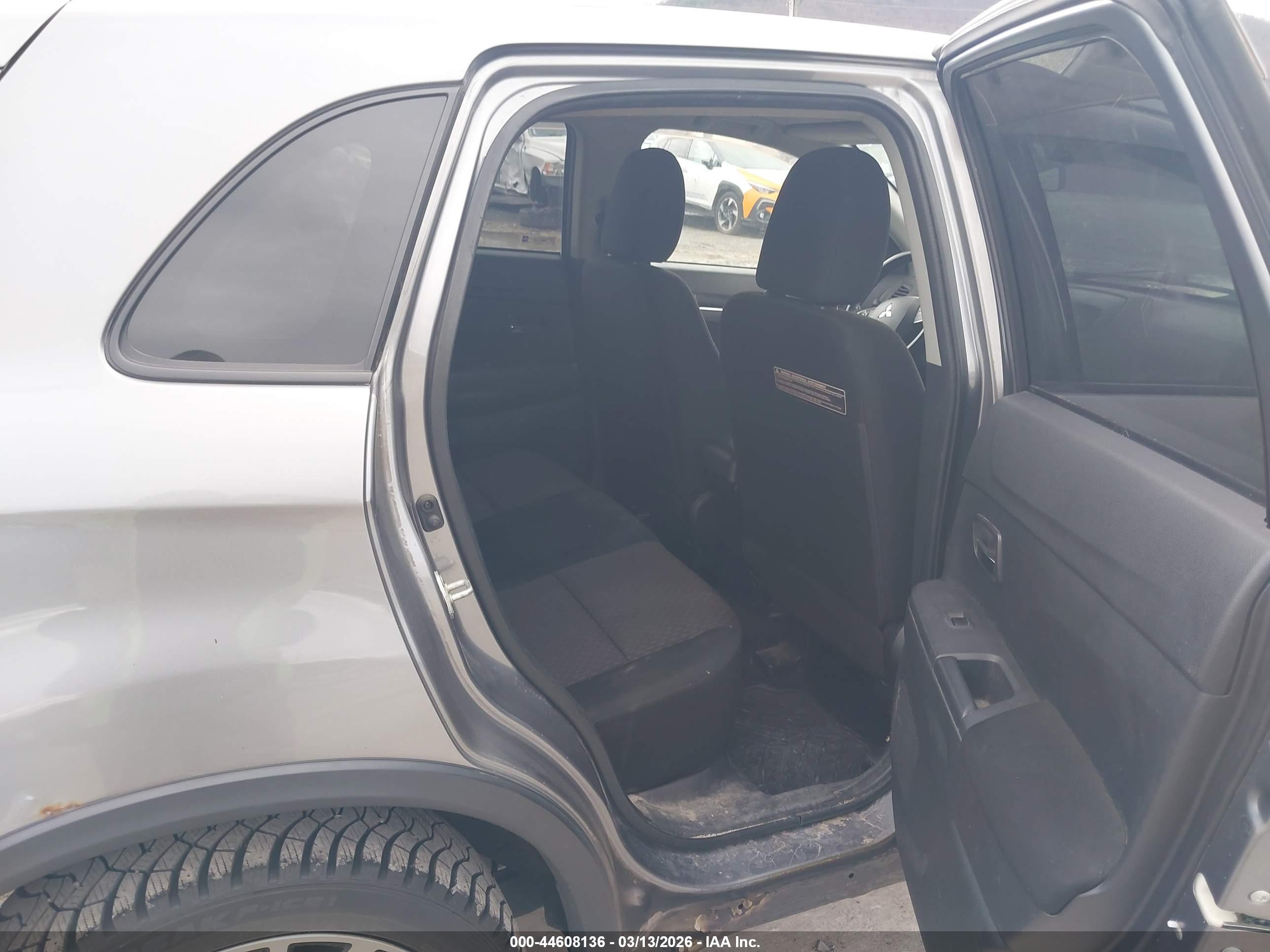 MITSUBISHI OUTLANDER image 8