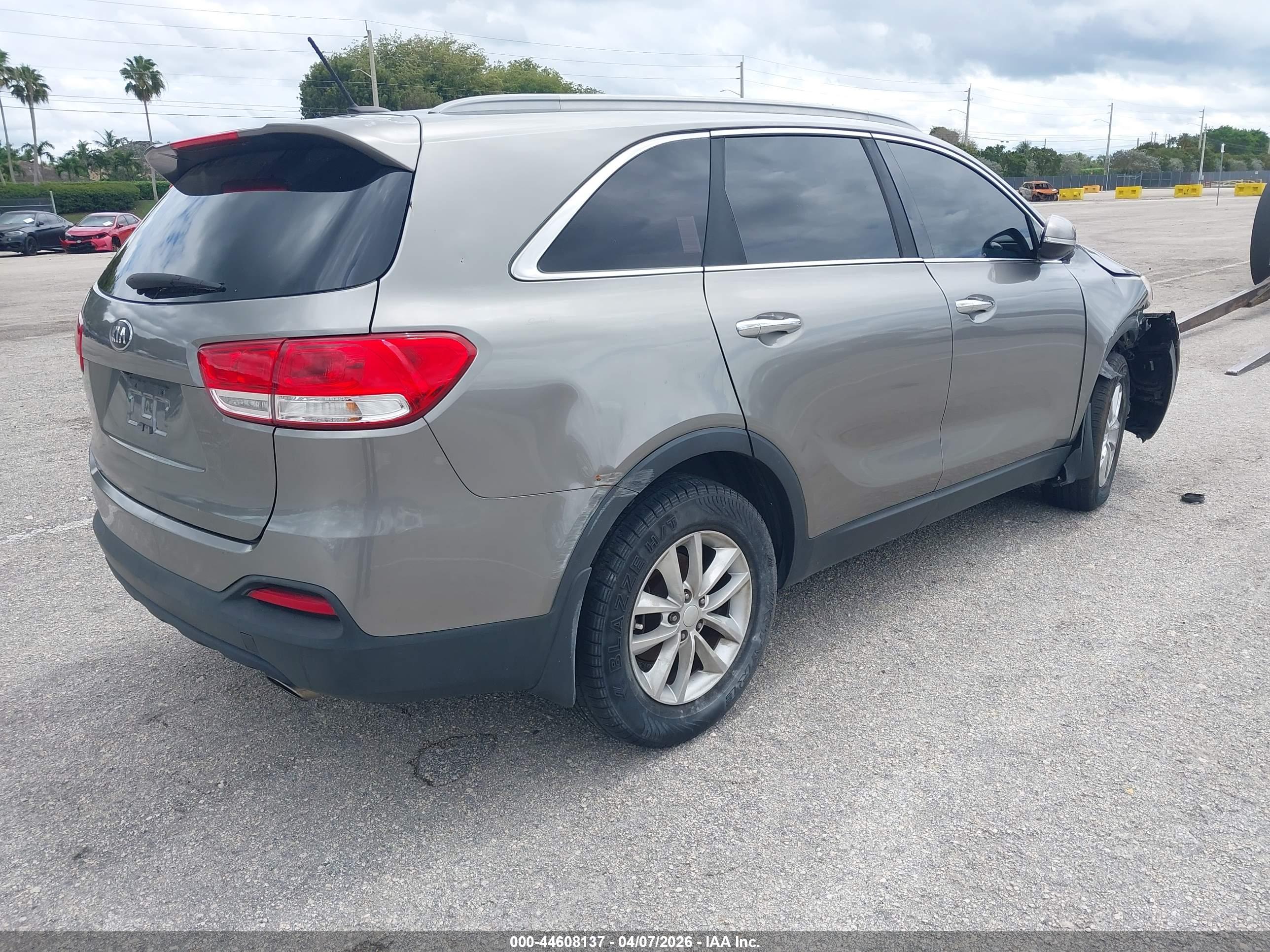 KIA SORENTO image 4
