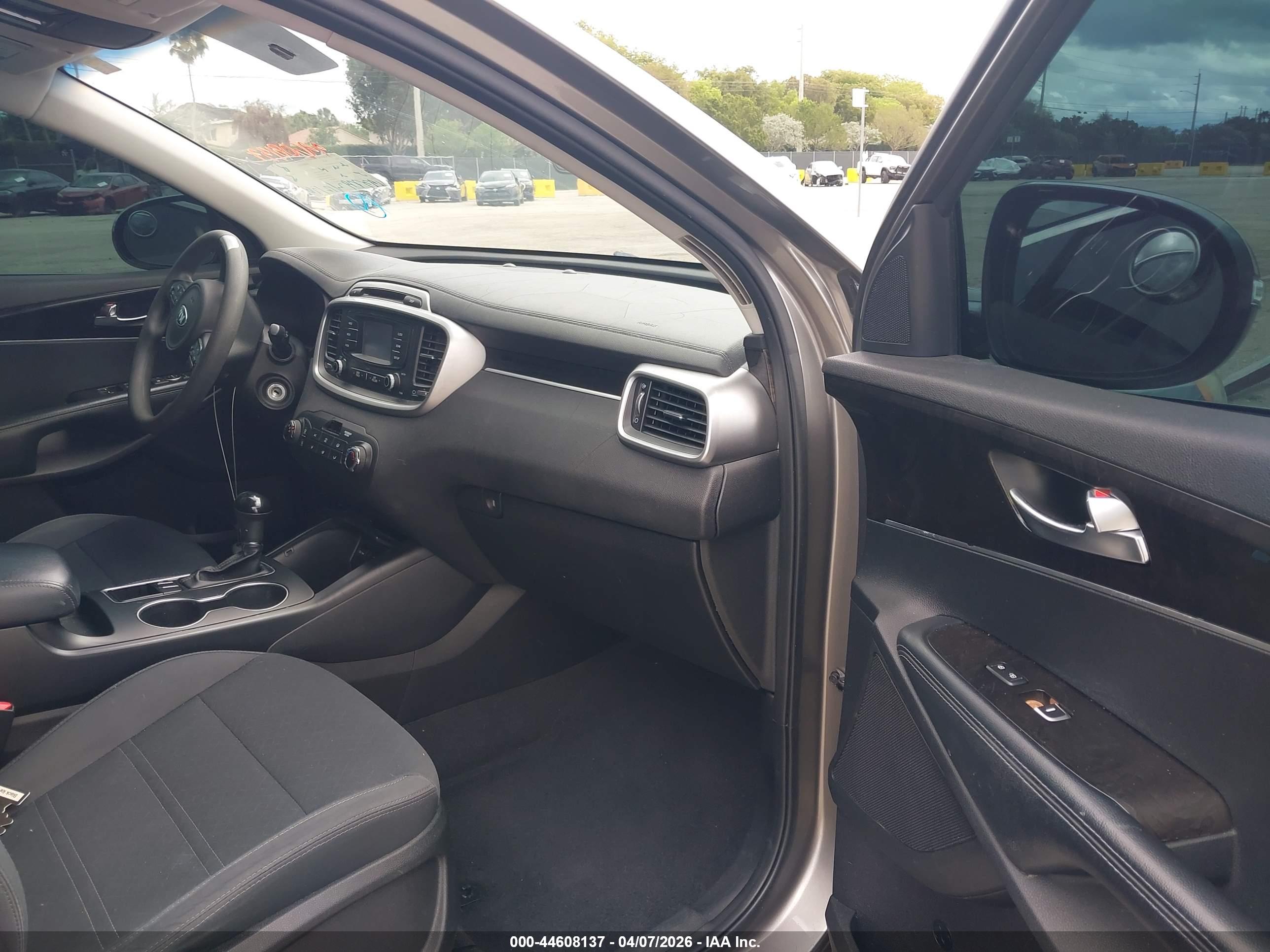 KIA SORENTO image 5