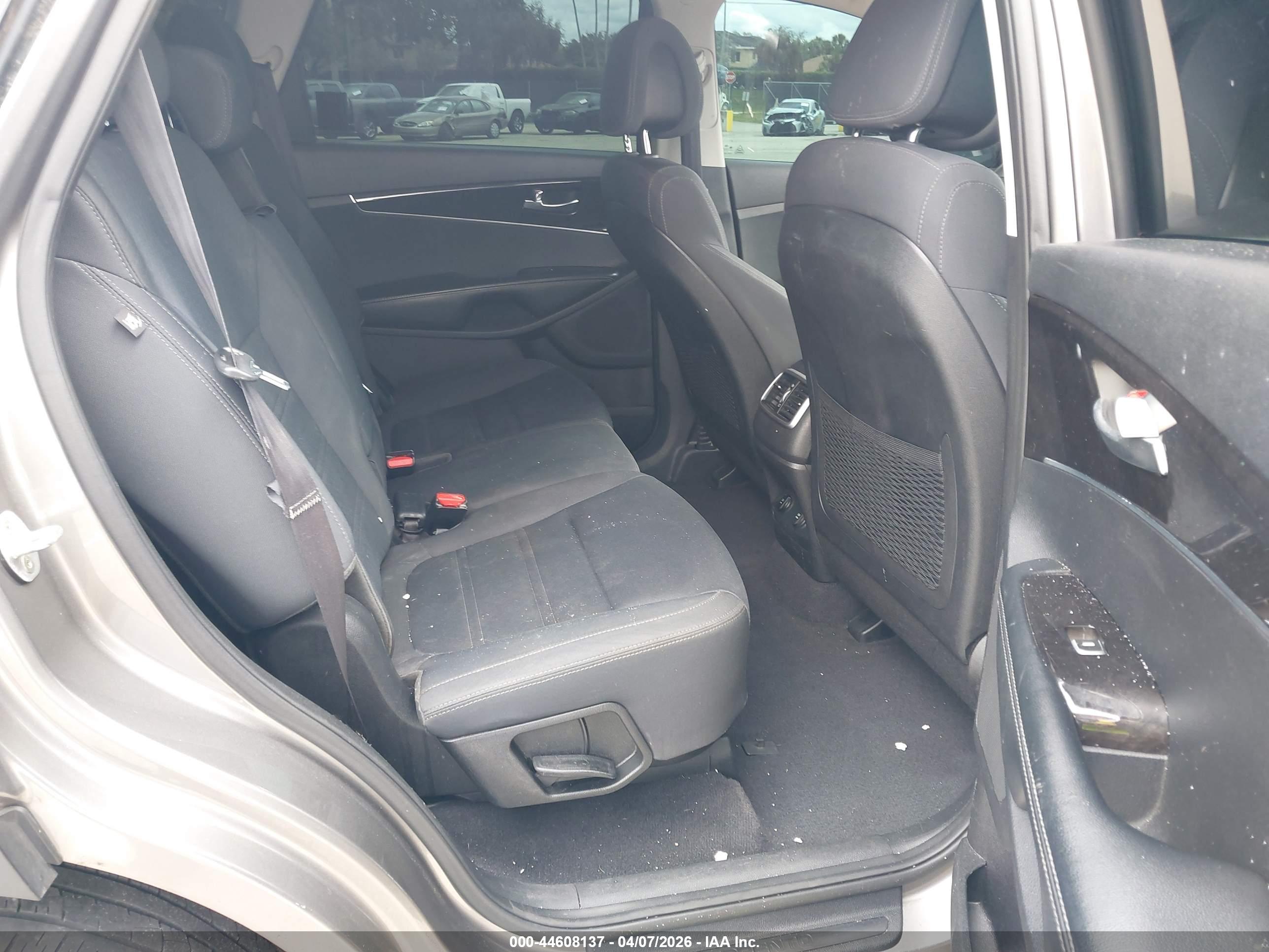 KIA SORENTO image 8