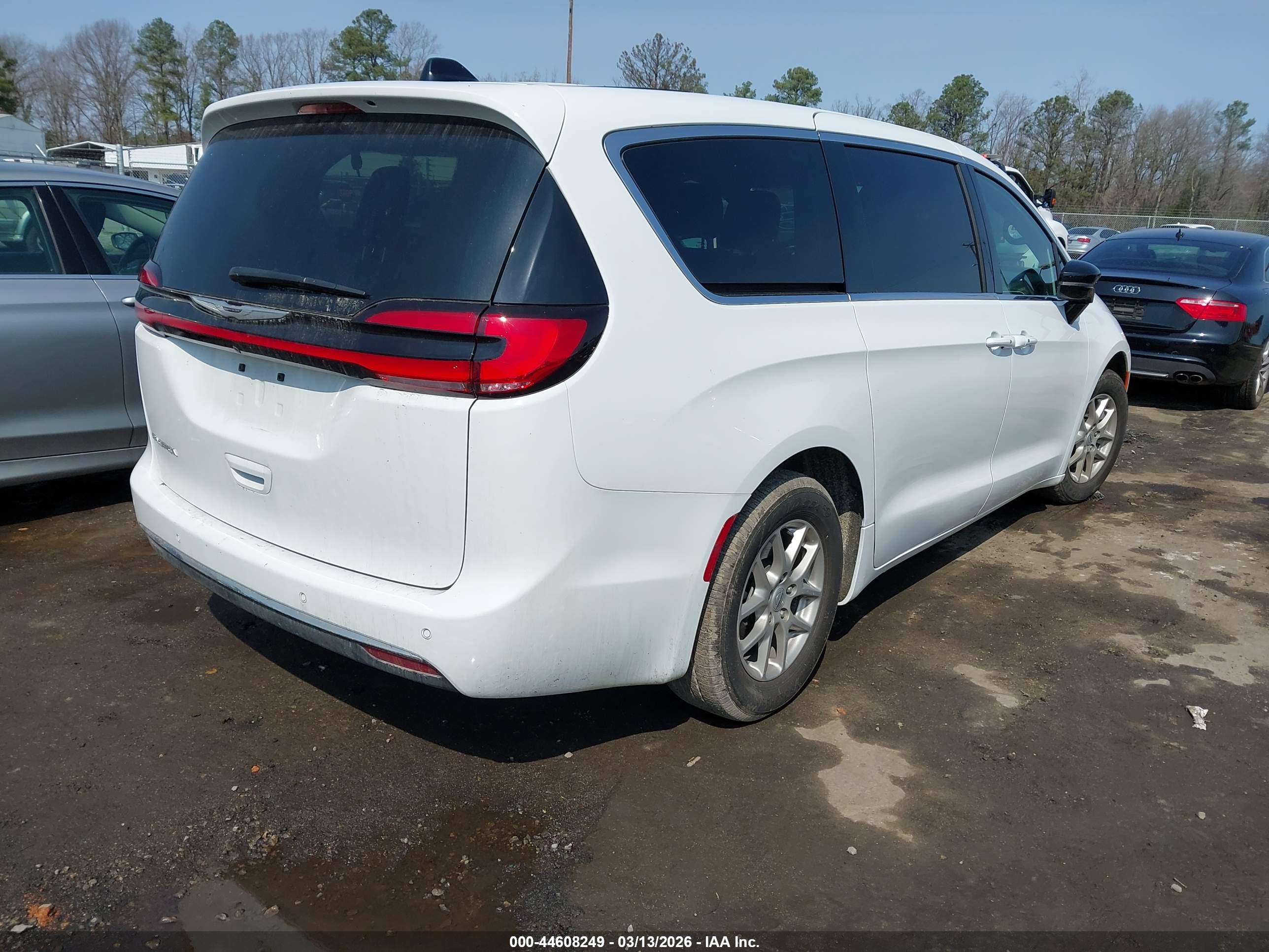 CHRYSLER PACIFICA image 4