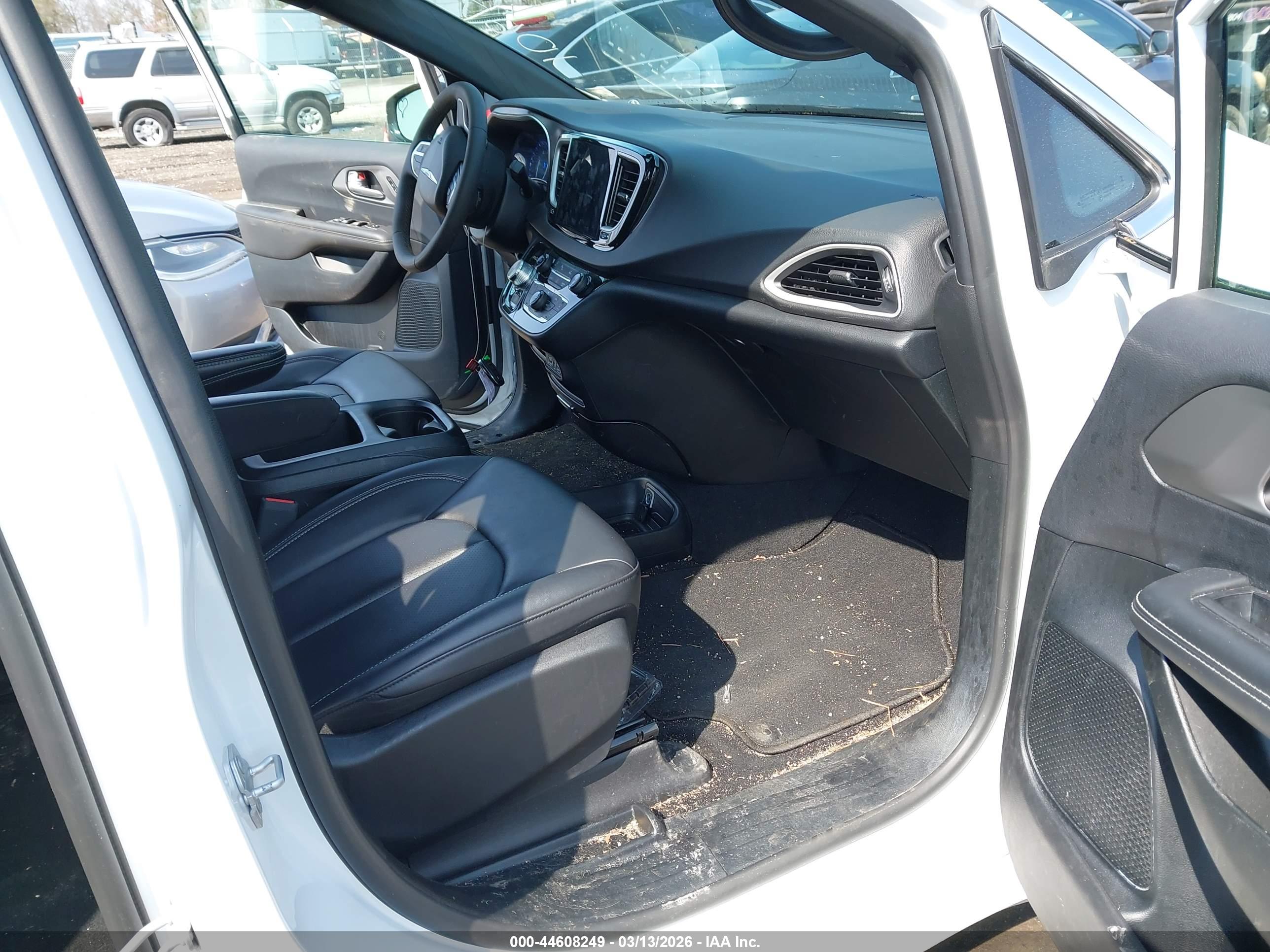 CHRYSLER PACIFICA image 5