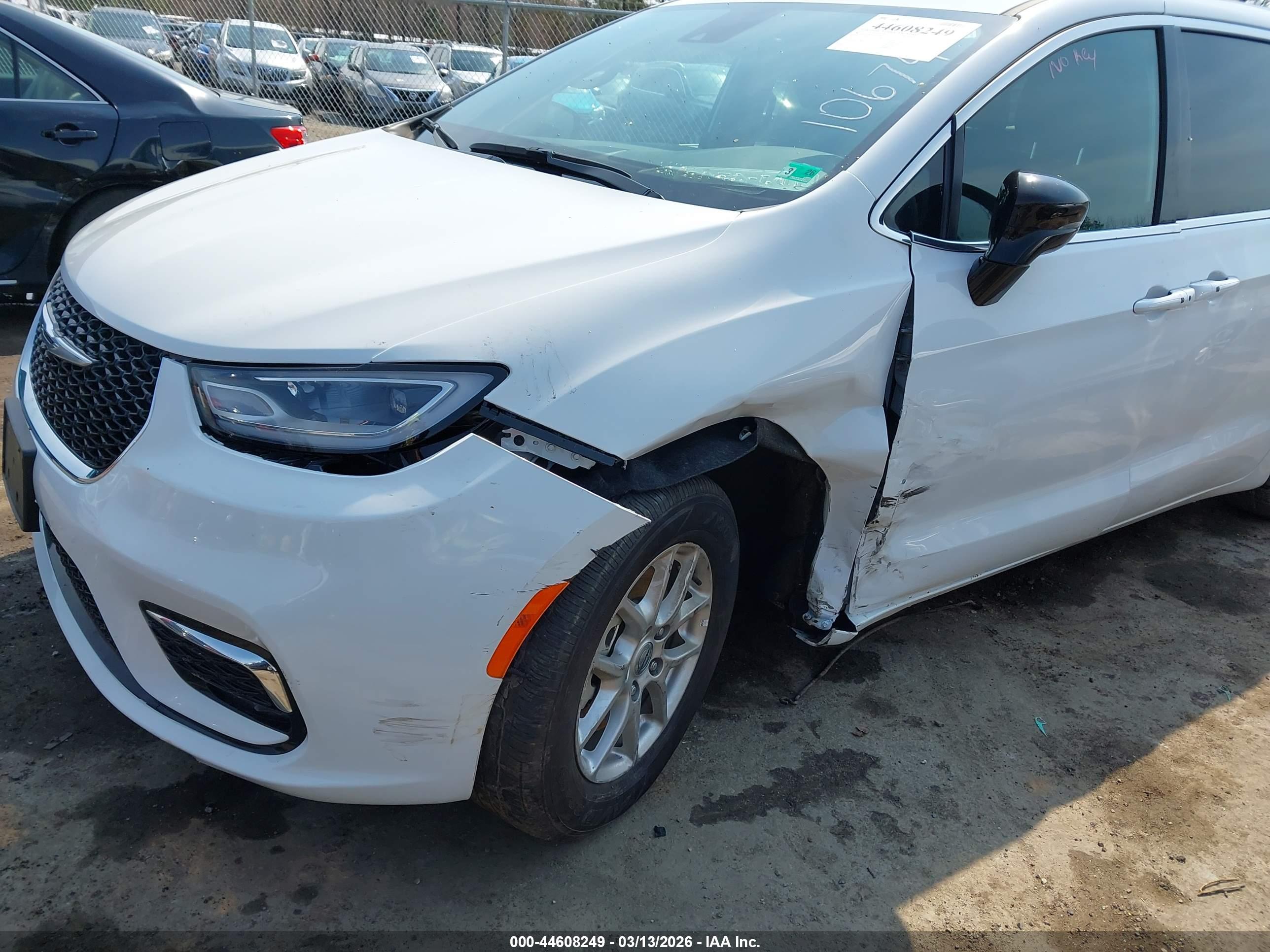 CHRYSLER PACIFICA image 6