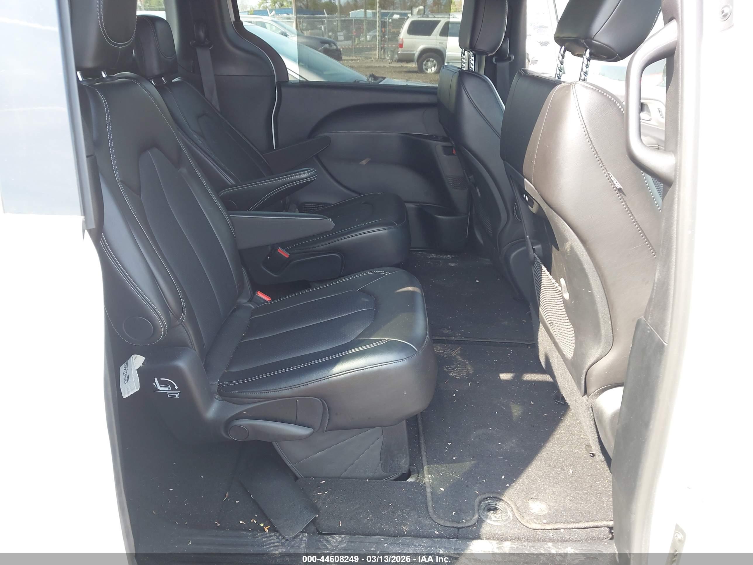 CHRYSLER PACIFICA image 8
