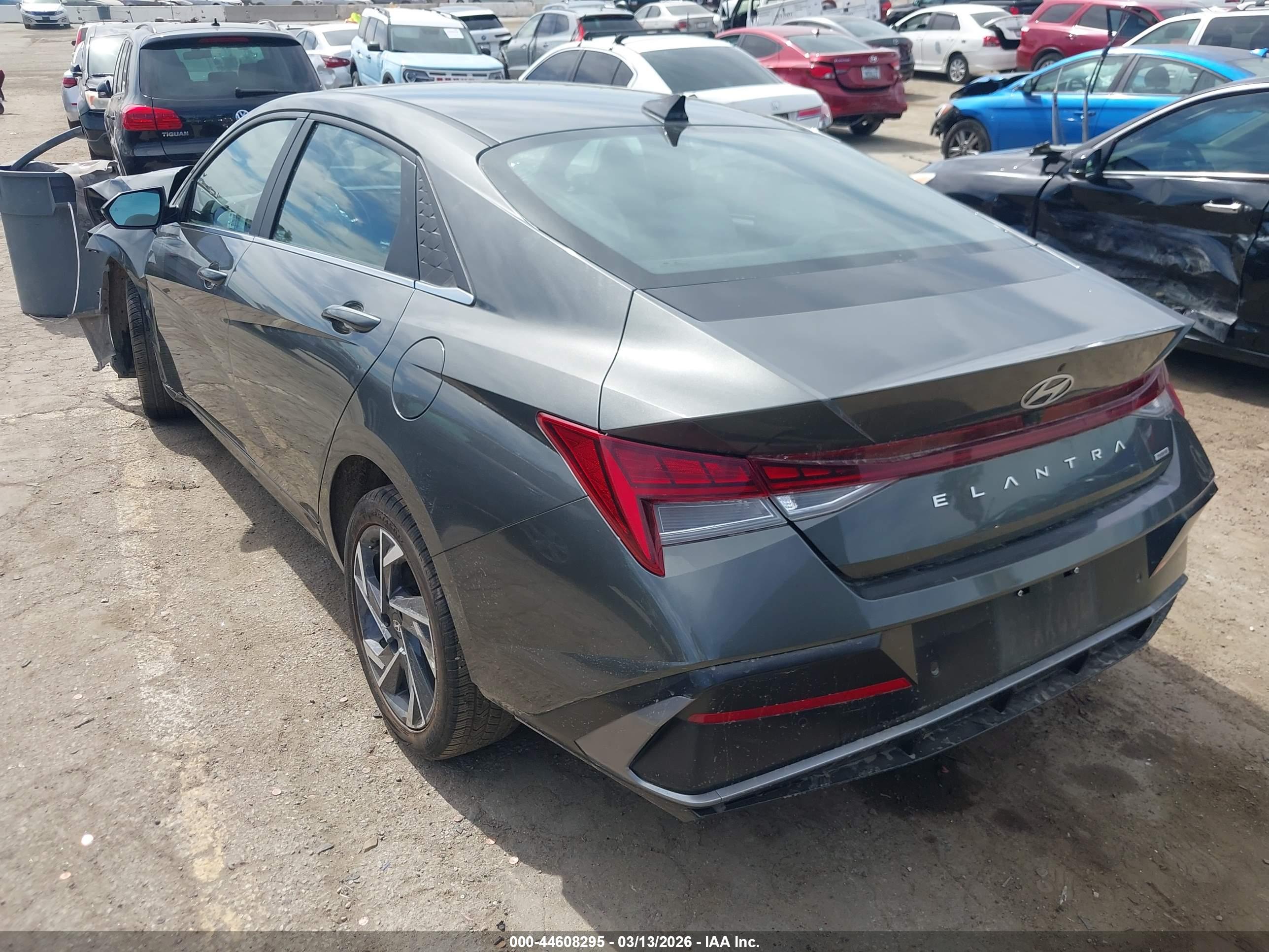 HYUNDAI ELANTRA image 3