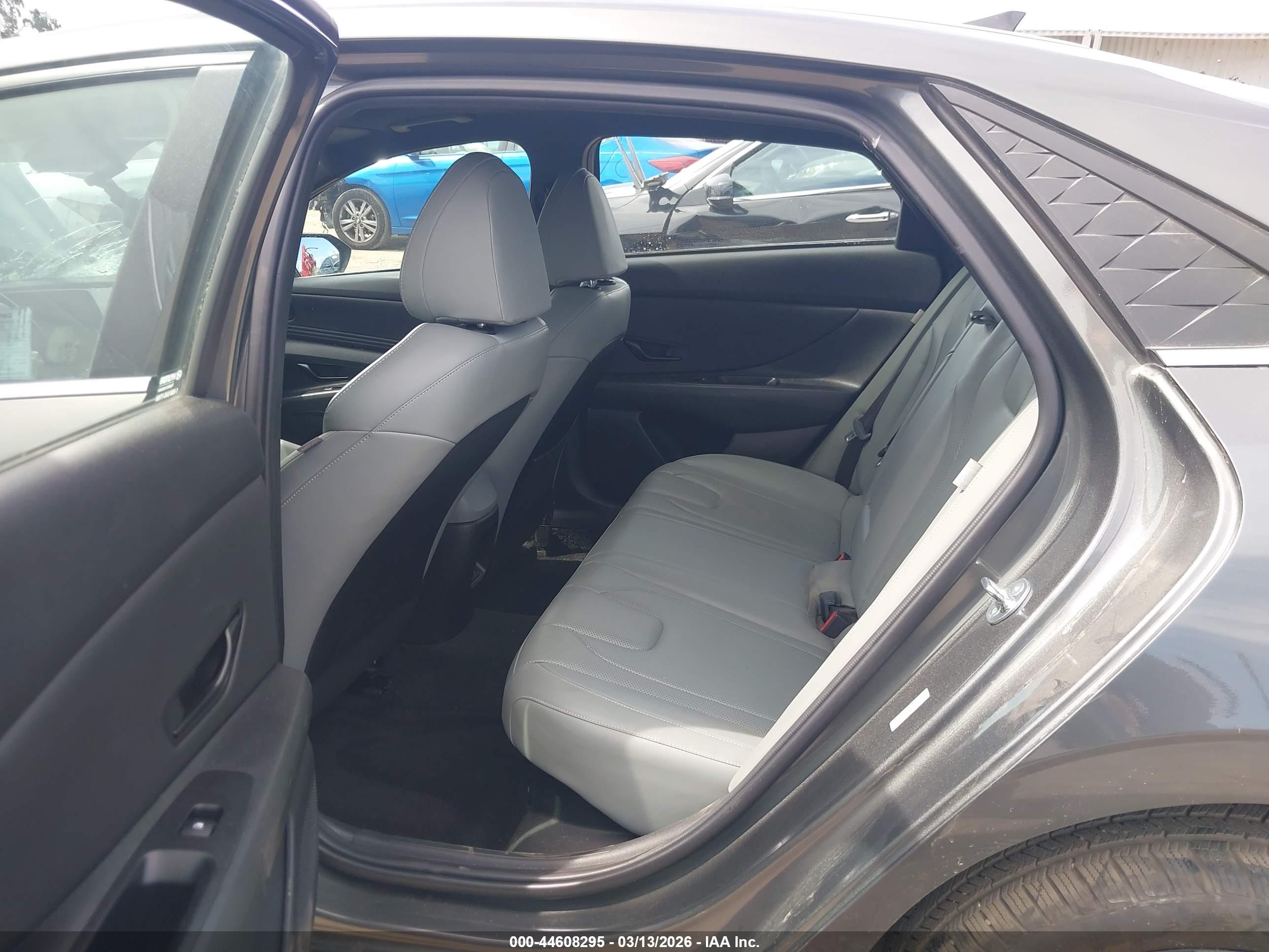HYUNDAI ELANTRA image 8