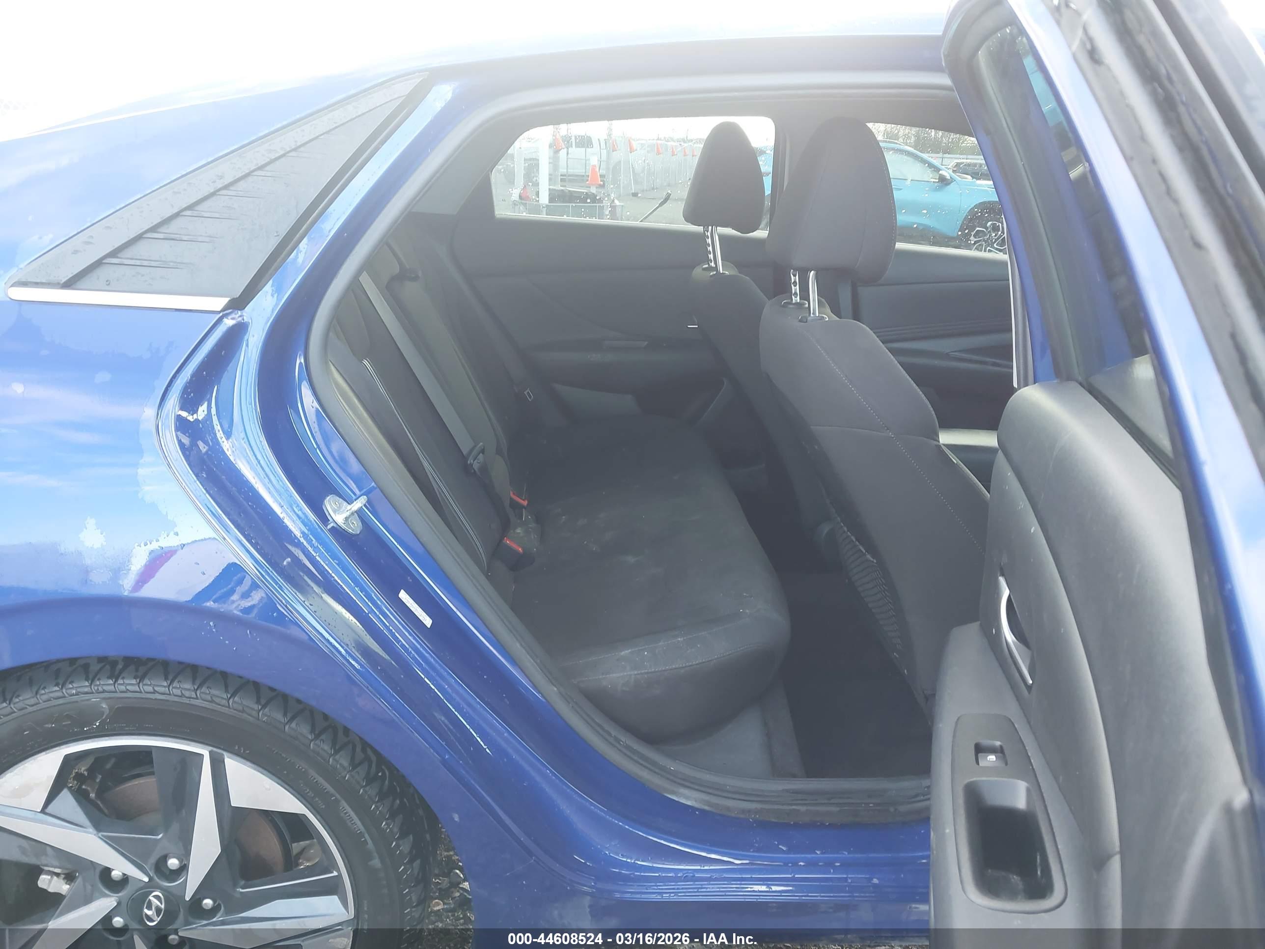 HYUNDAI ELANTRA image 8