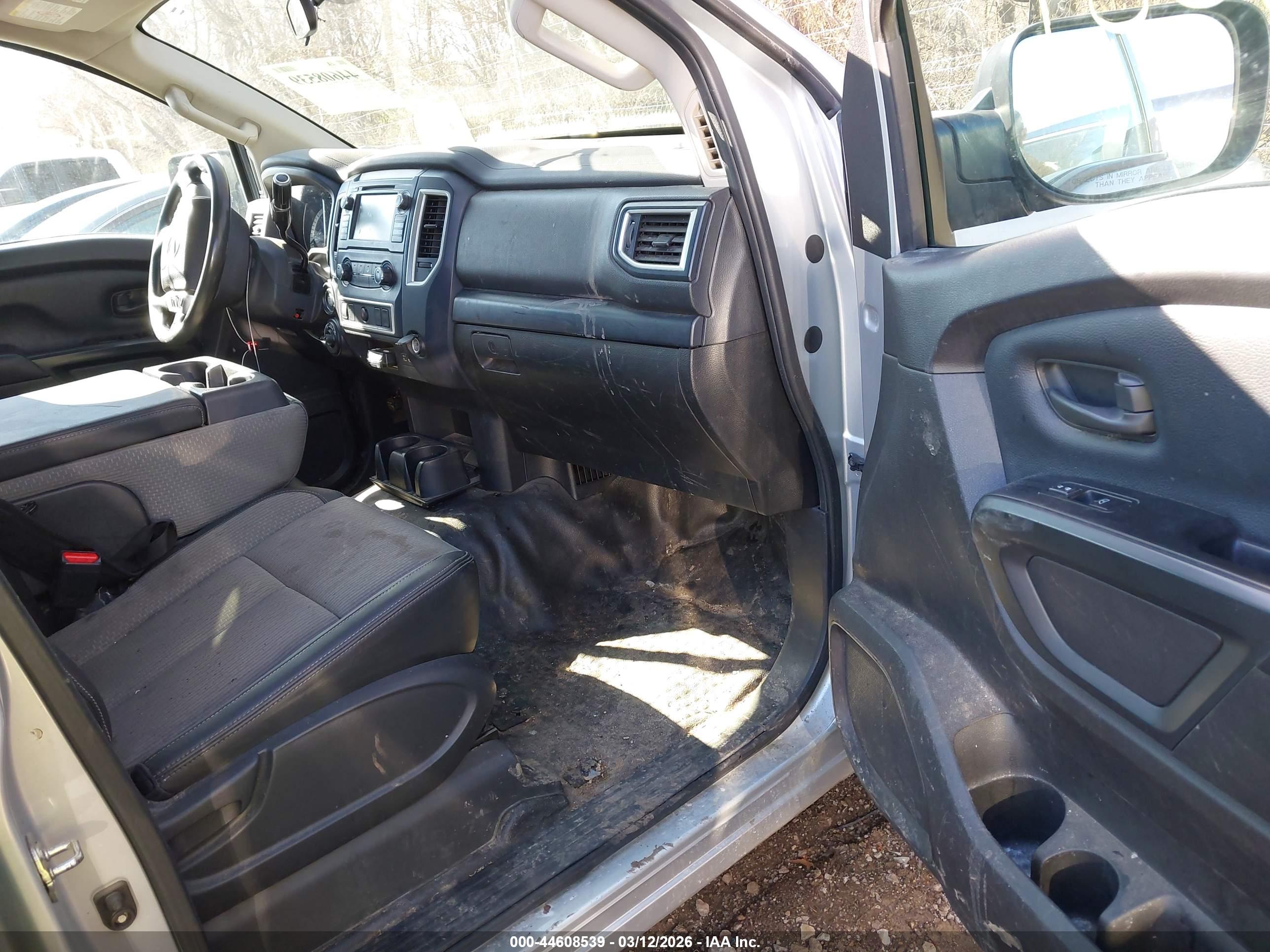 NISSAN TITAN image 5