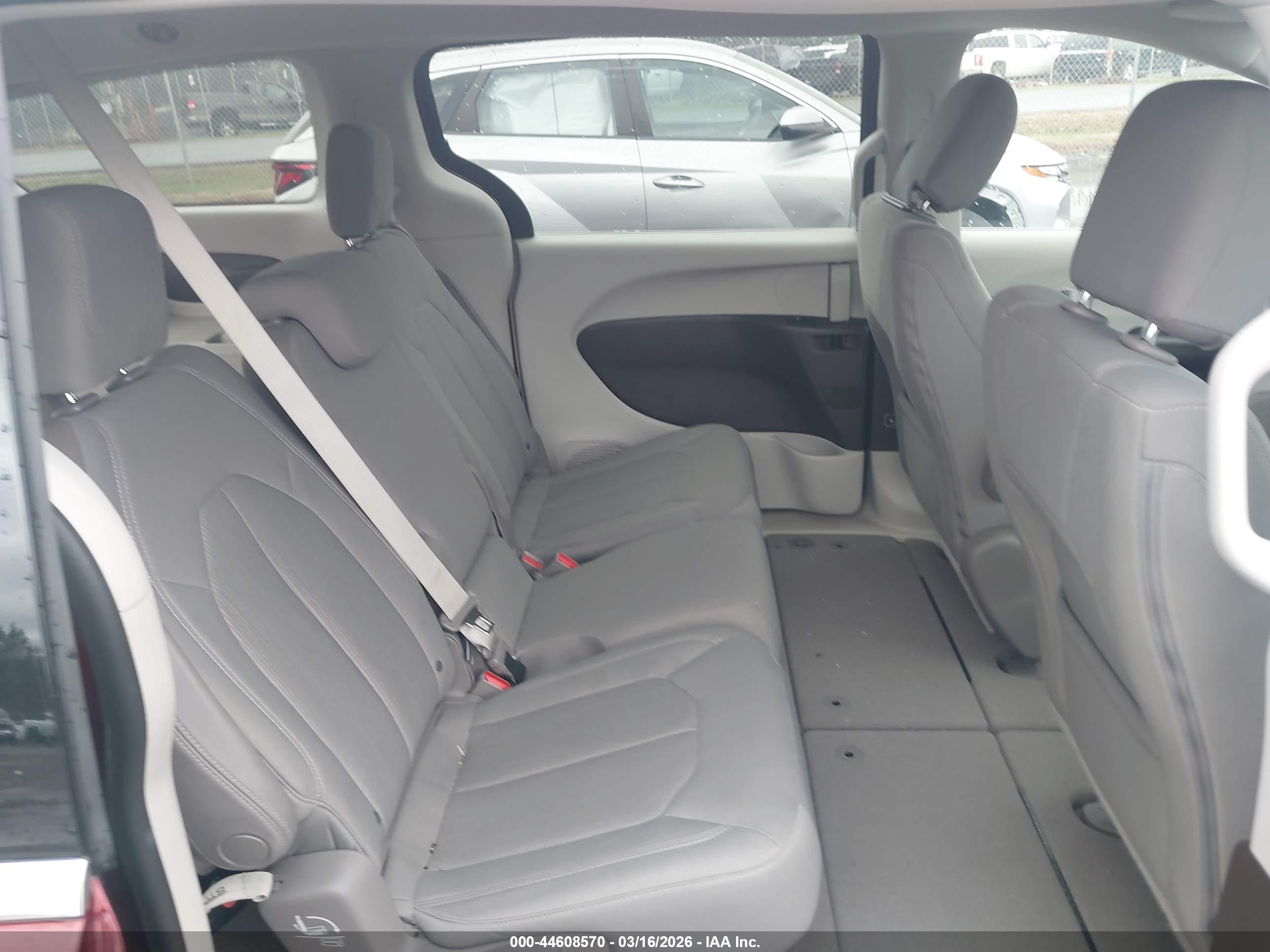 CHRYSLER PACIFICA image 8