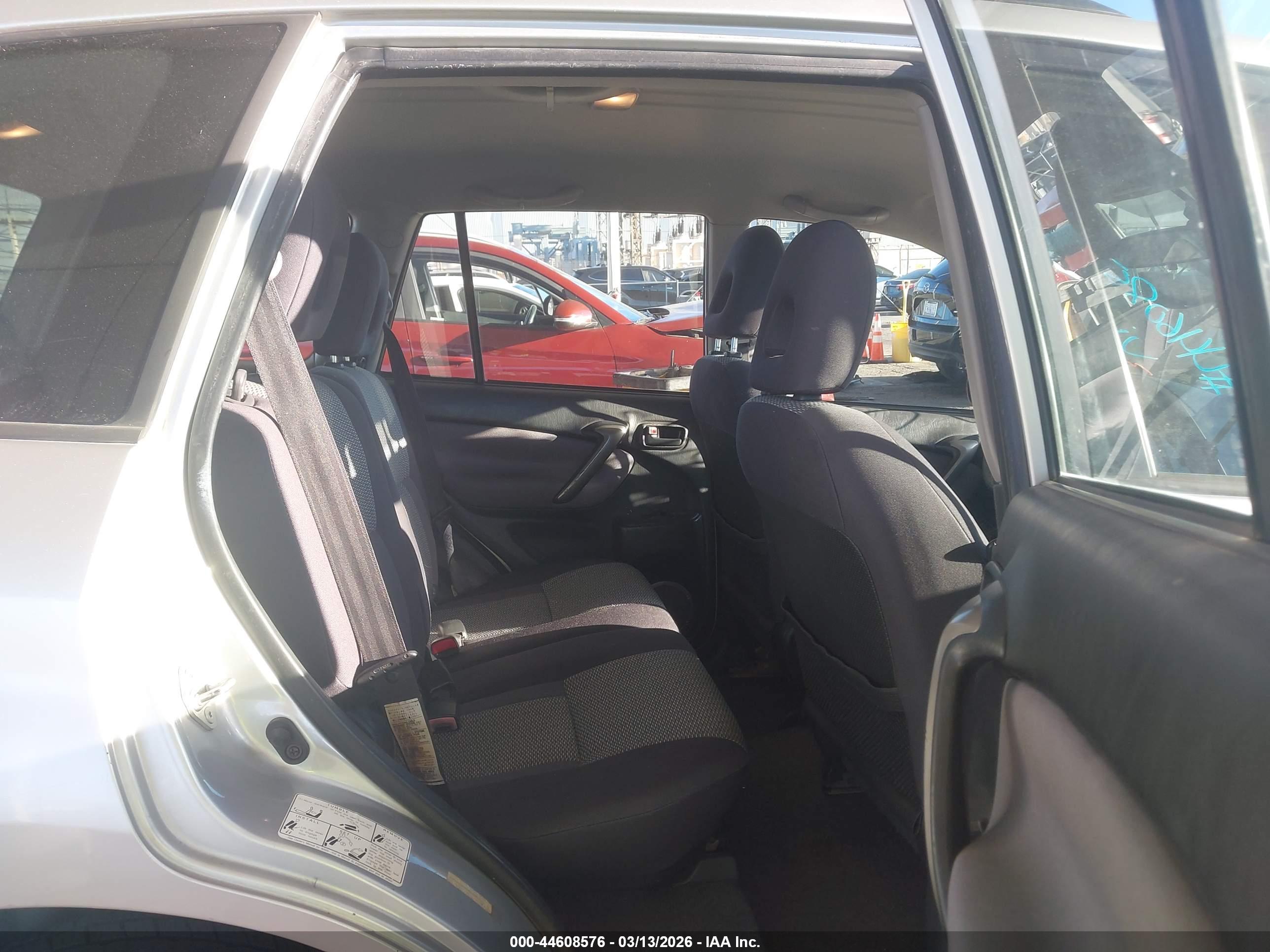 TOYOTA RAV4 image 8