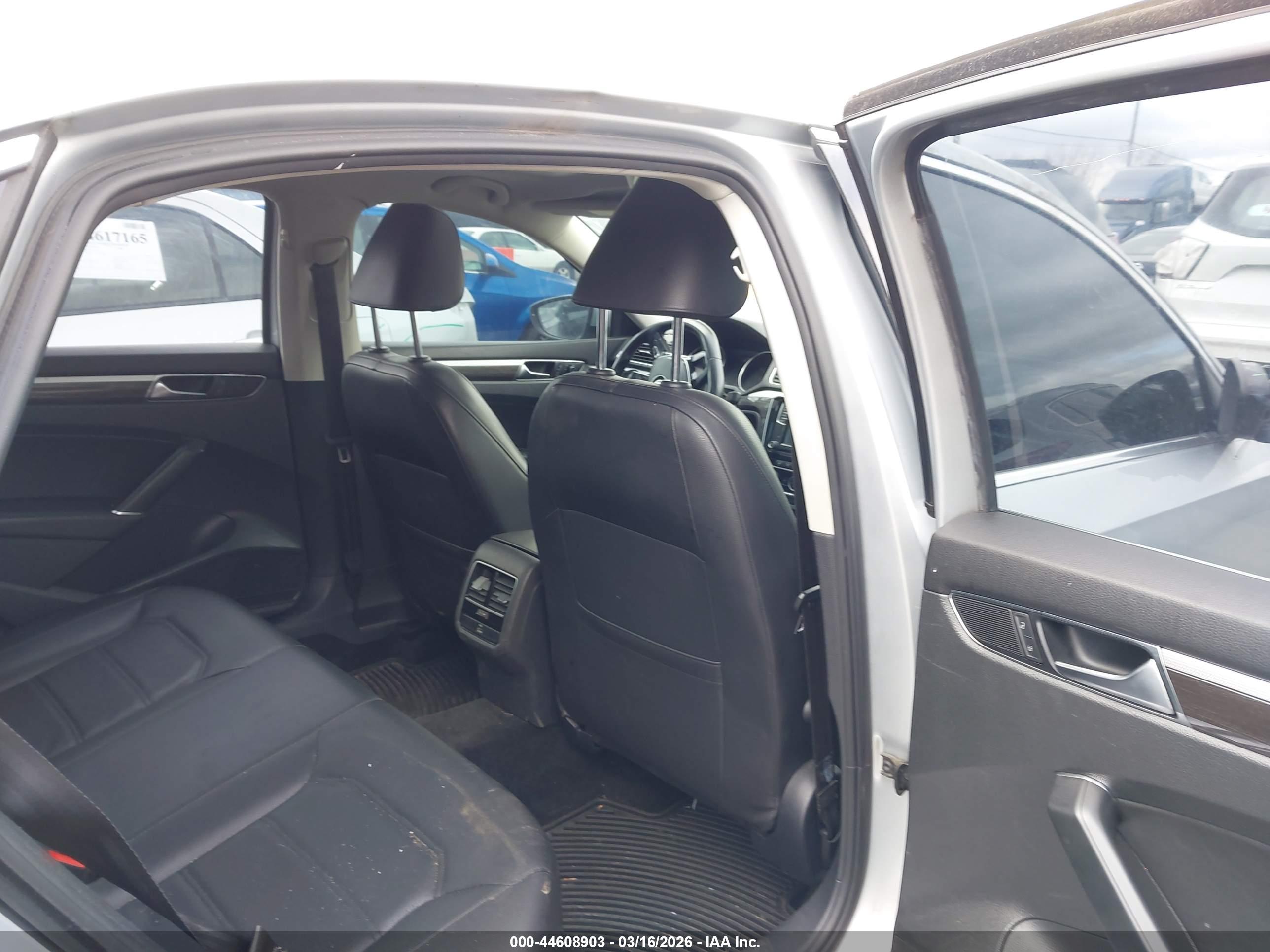 VOLKSWAGEN PASSAT image 8