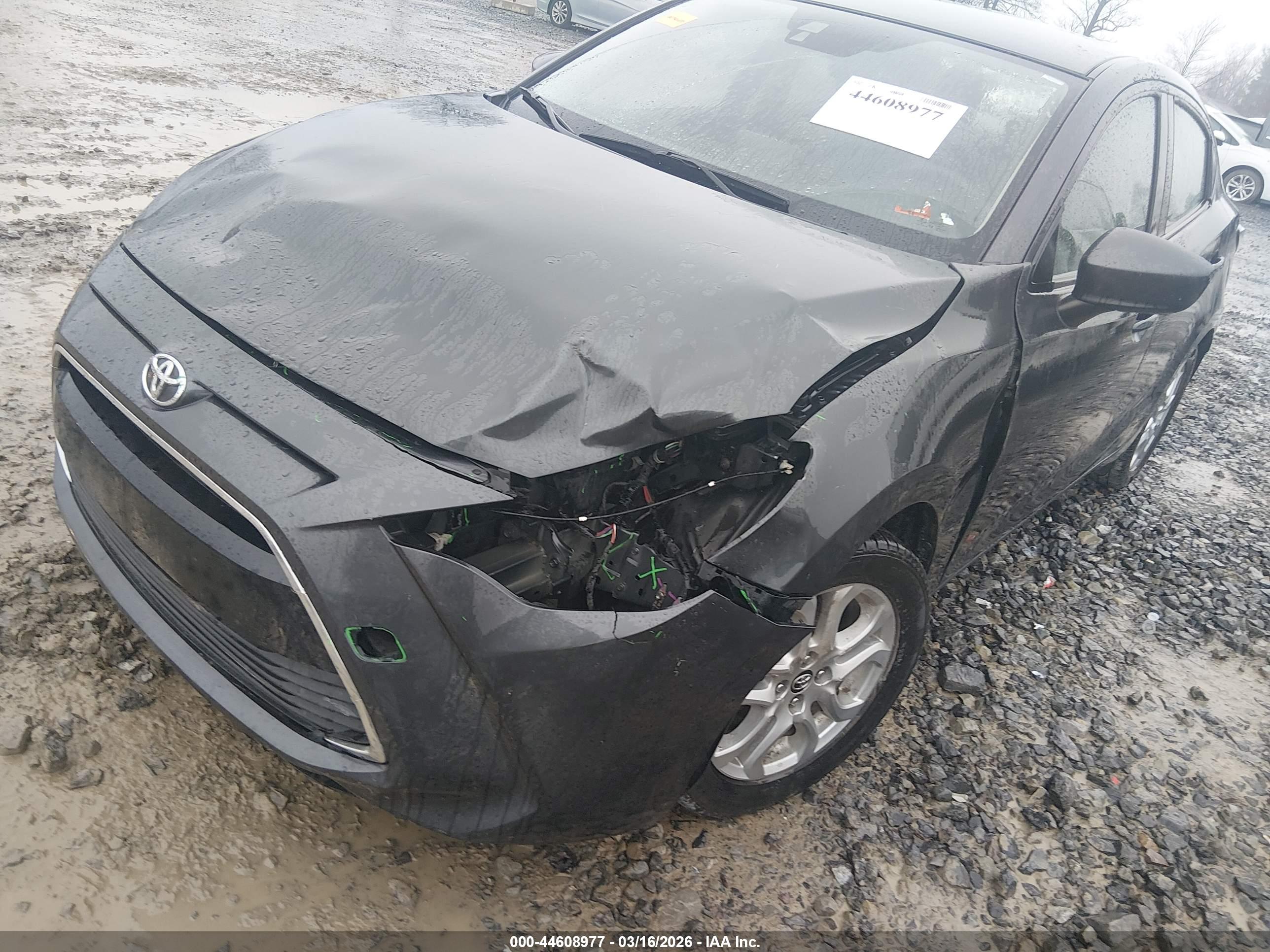 TOYOTA YARIS image 6