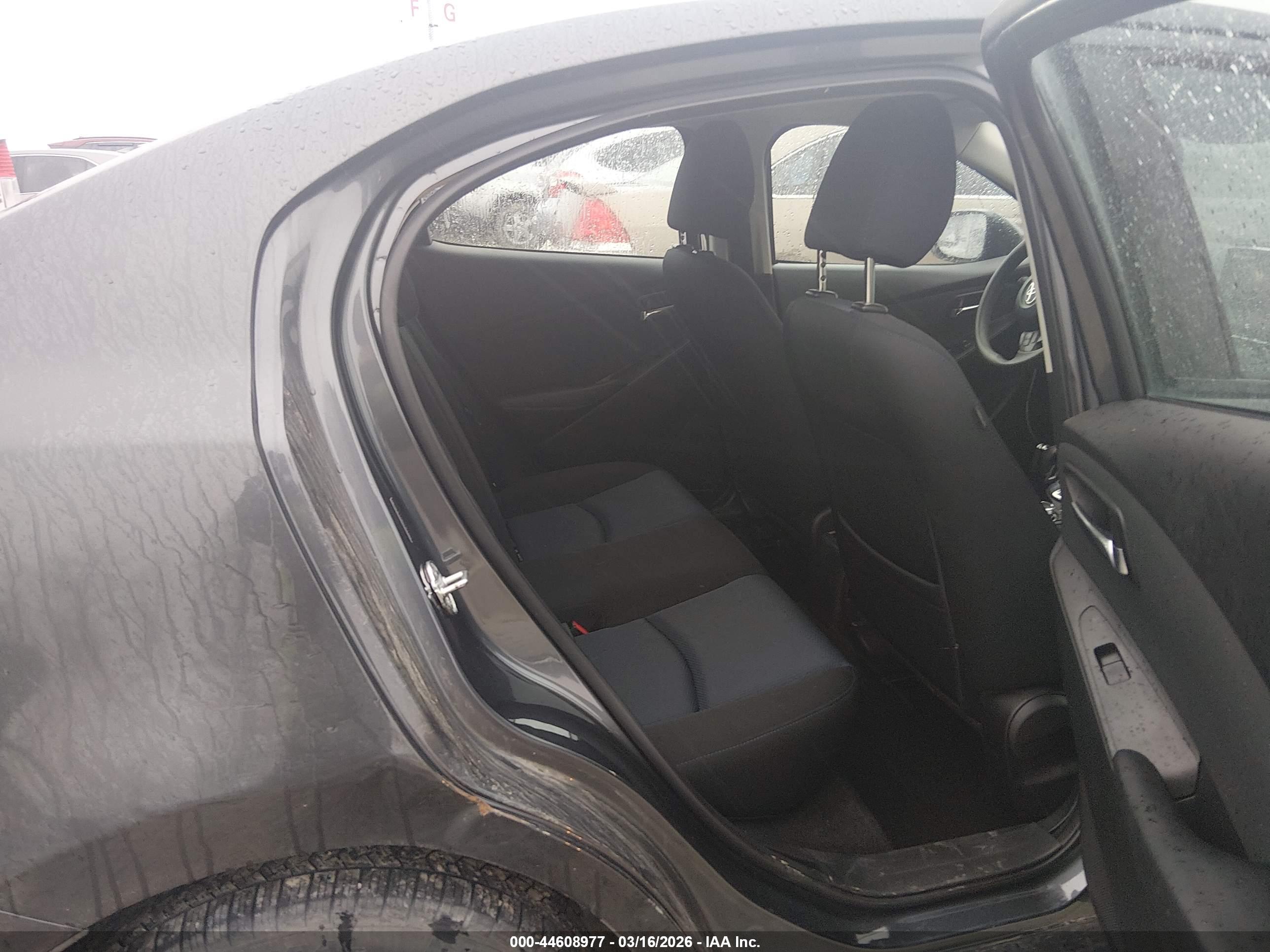 TOYOTA YARIS image 8