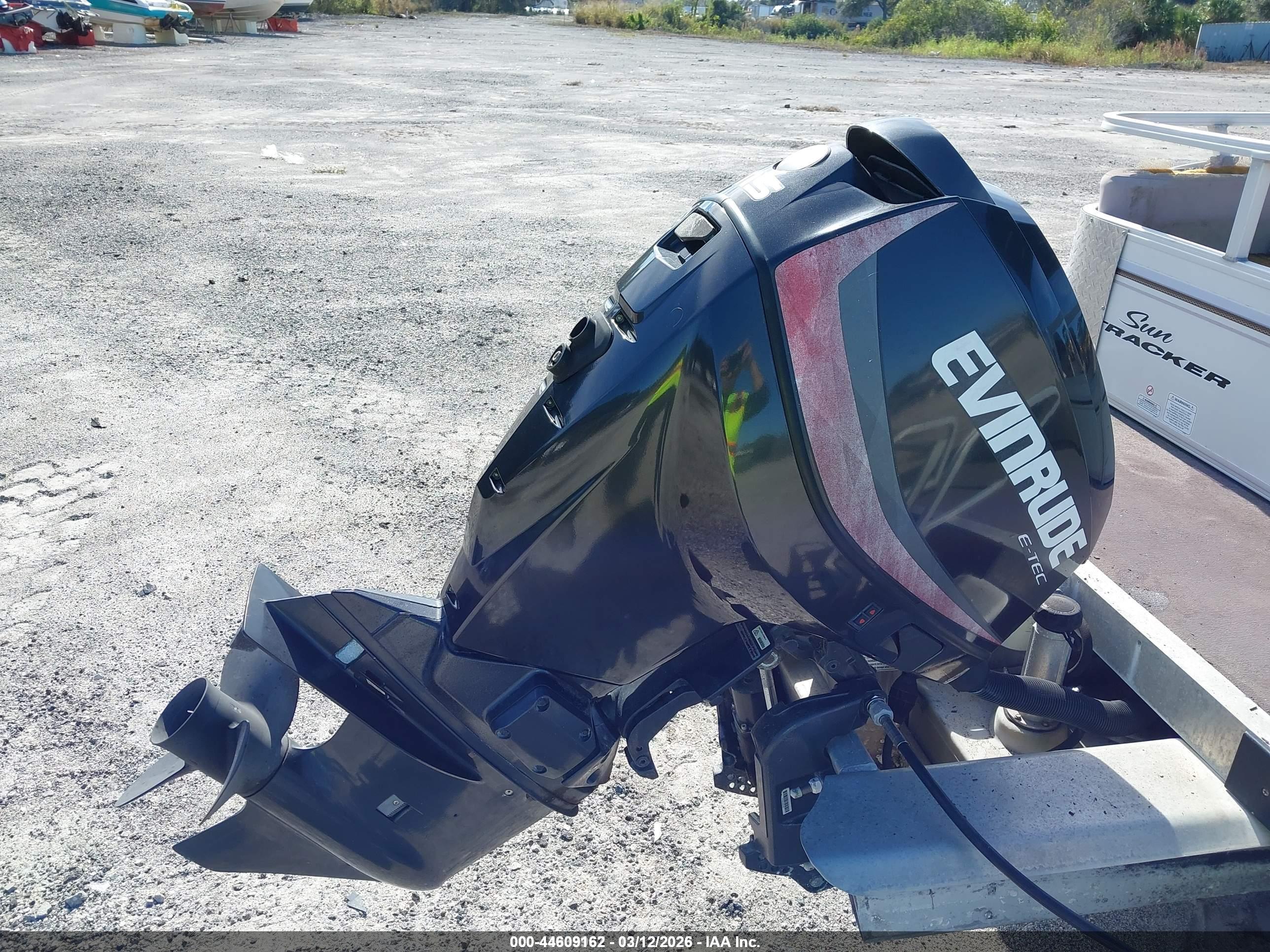 TRACKER MARINE image 10