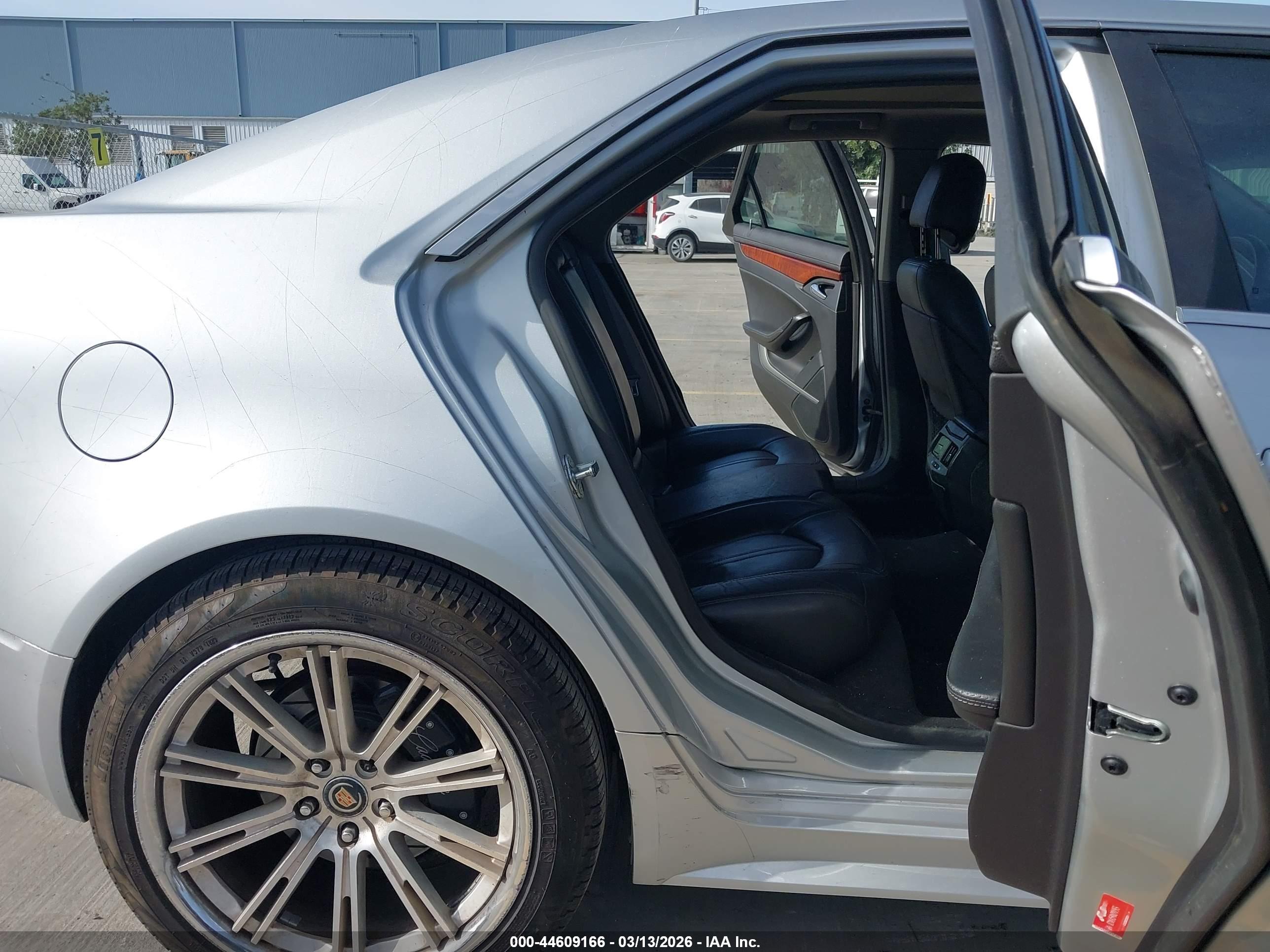 CADILLAC CTS image 8