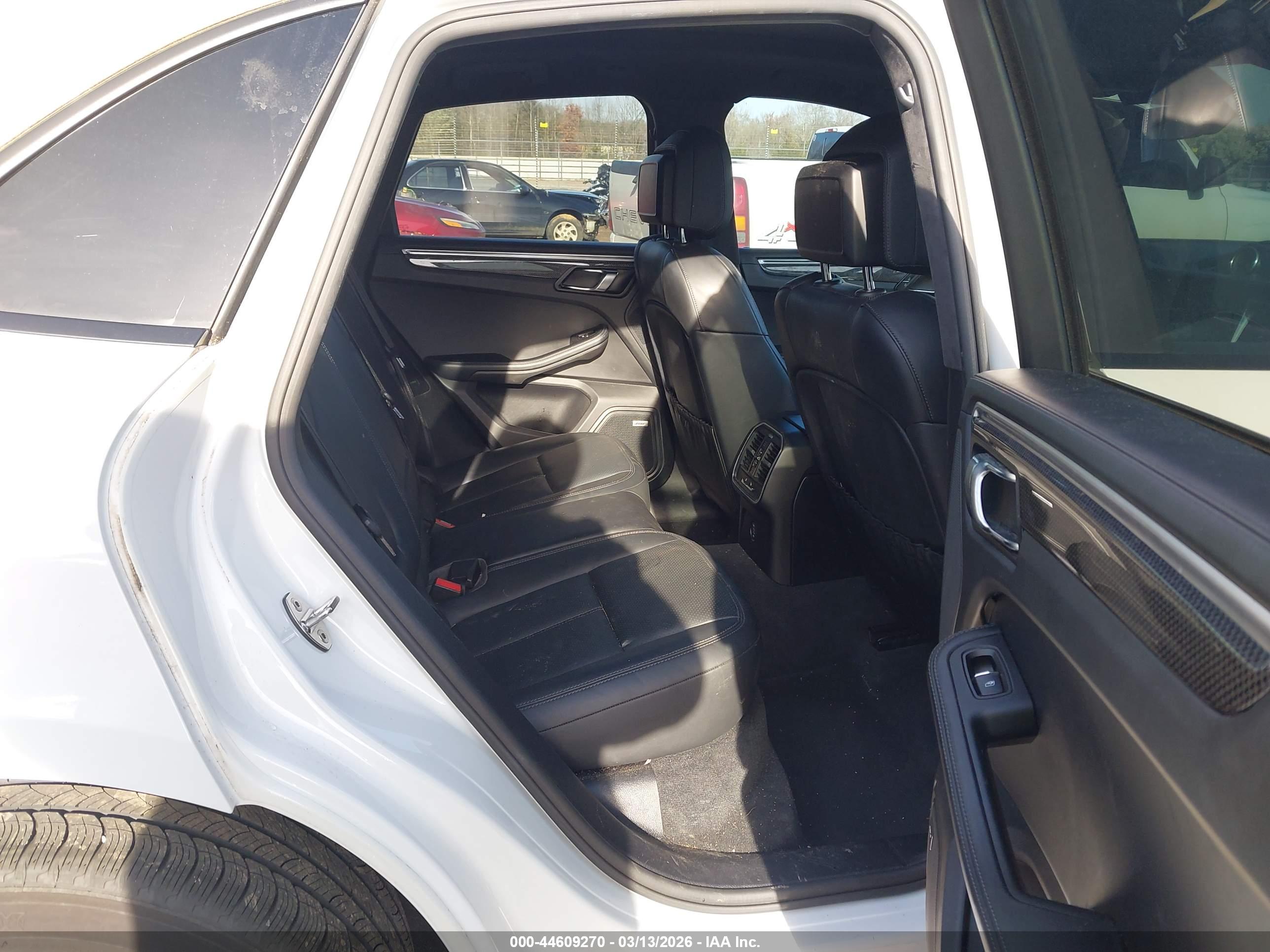 PORSCHE MACAN image 8