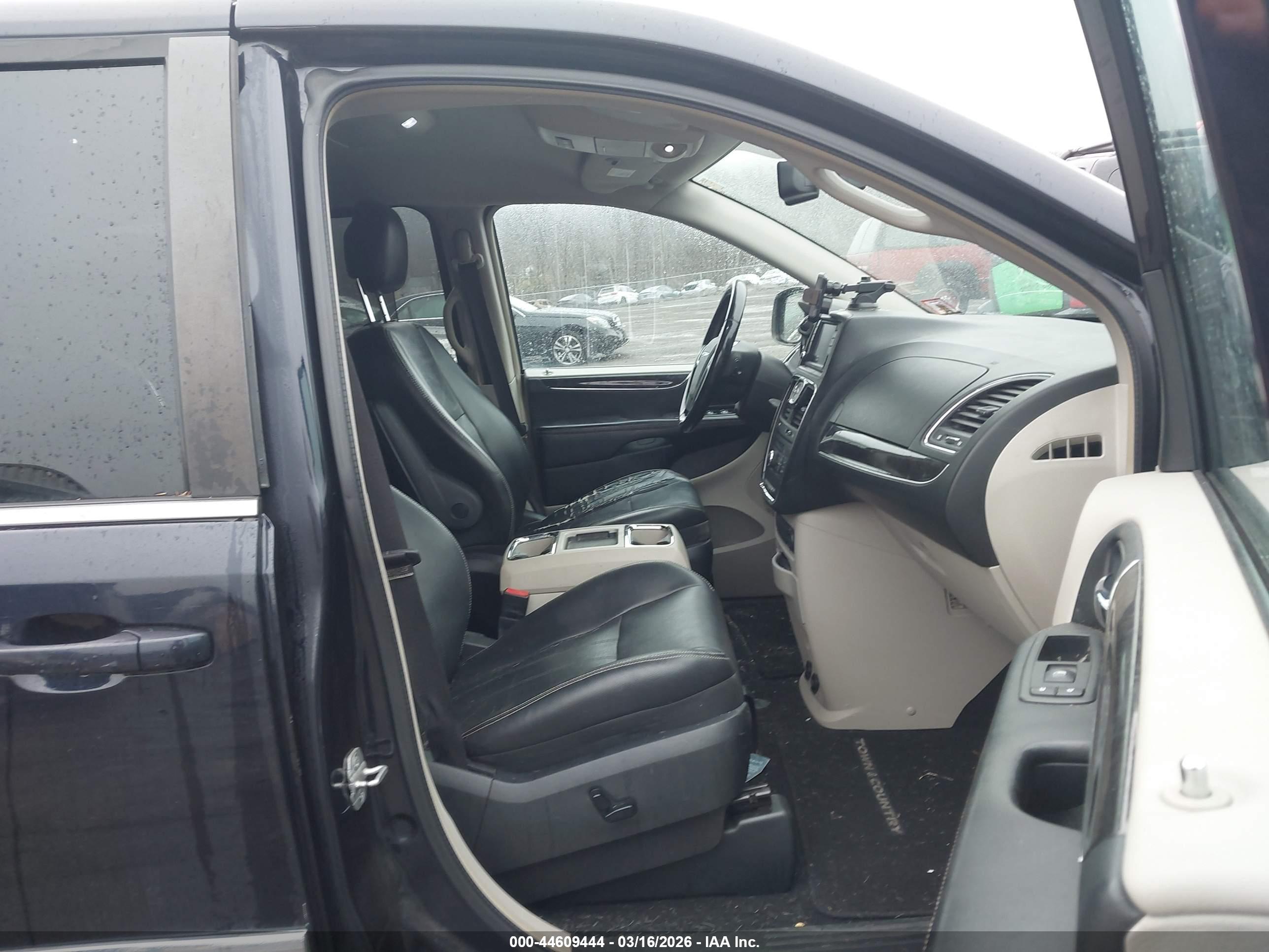 CHRYSLER TOWN image 5