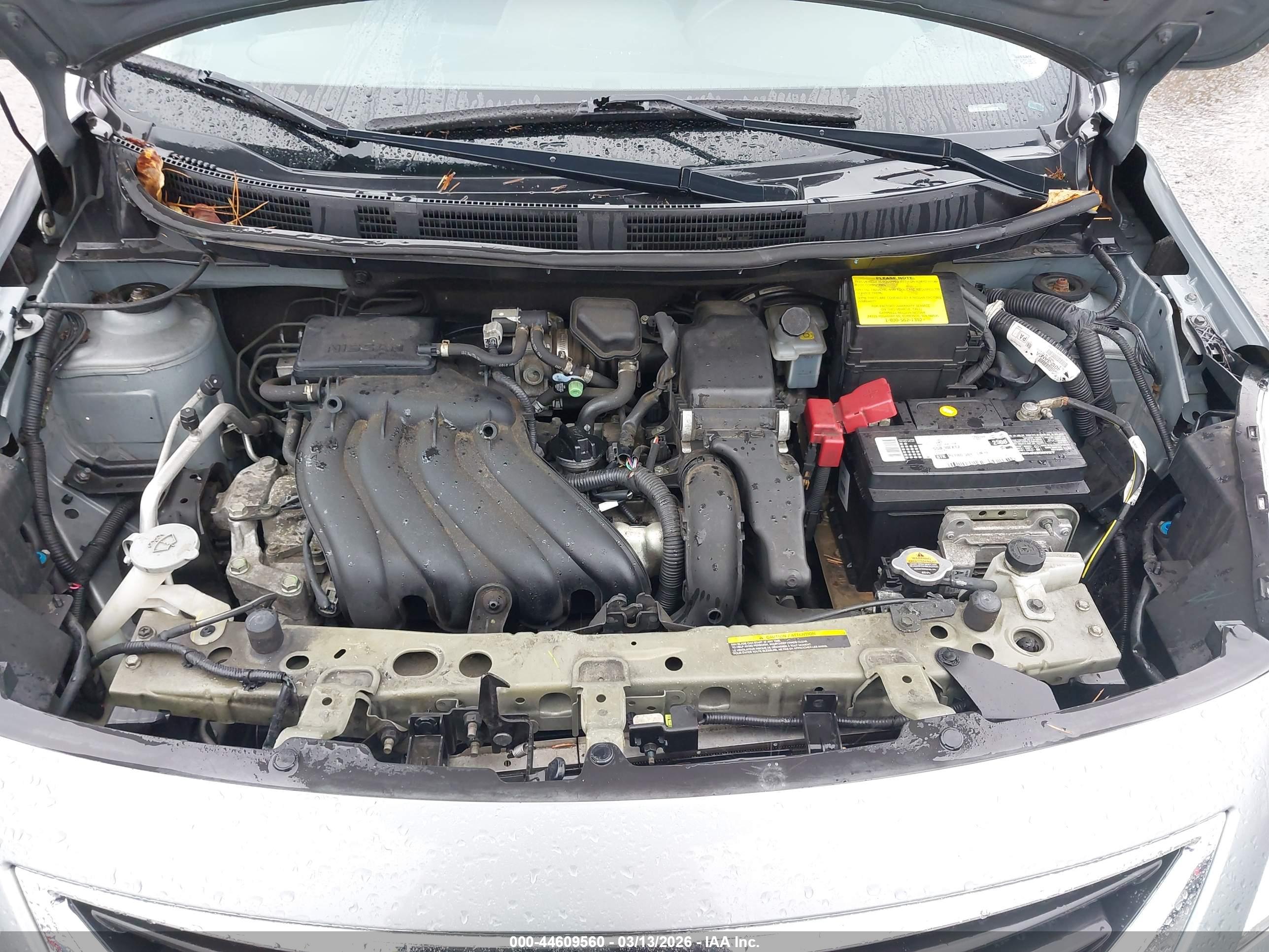 NISSAN VERSA image 10