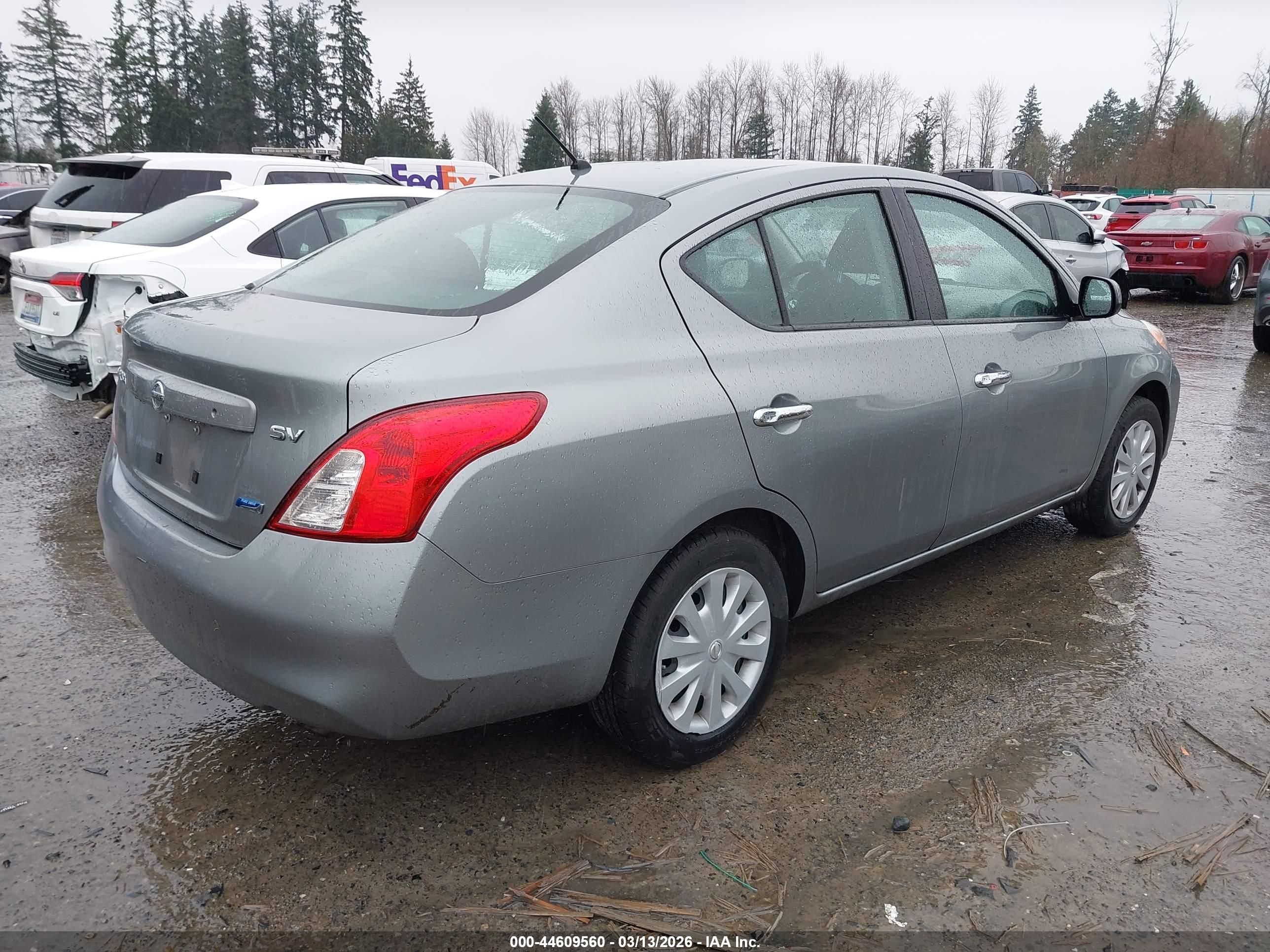 NISSAN VERSA image 4