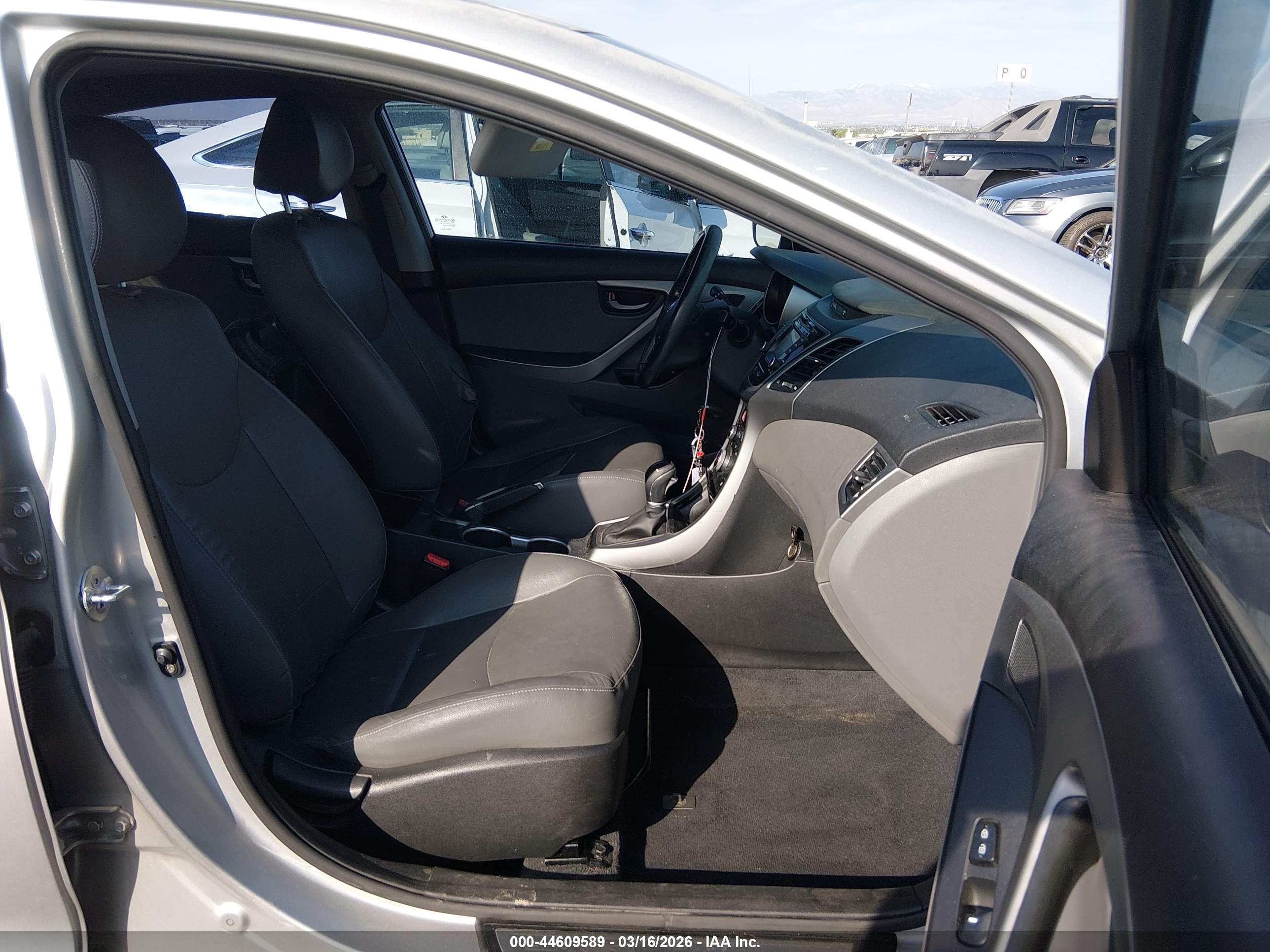 HYUNDAI ELANTRA image 5