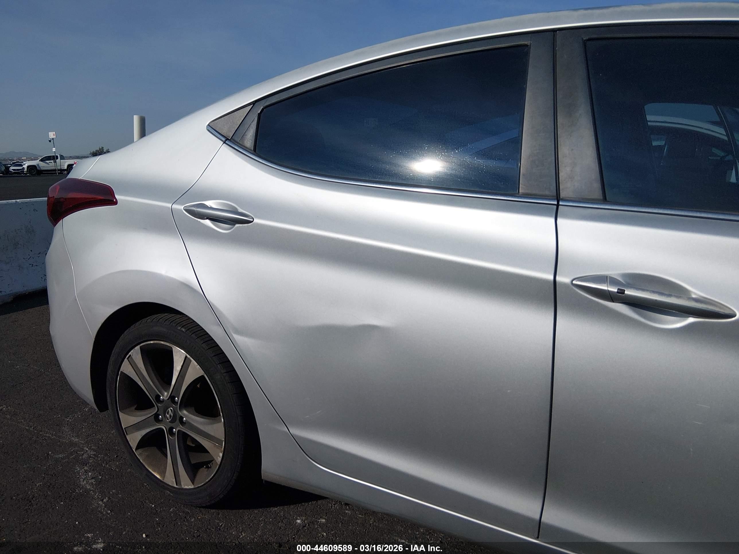 HYUNDAI ELANTRA image 6