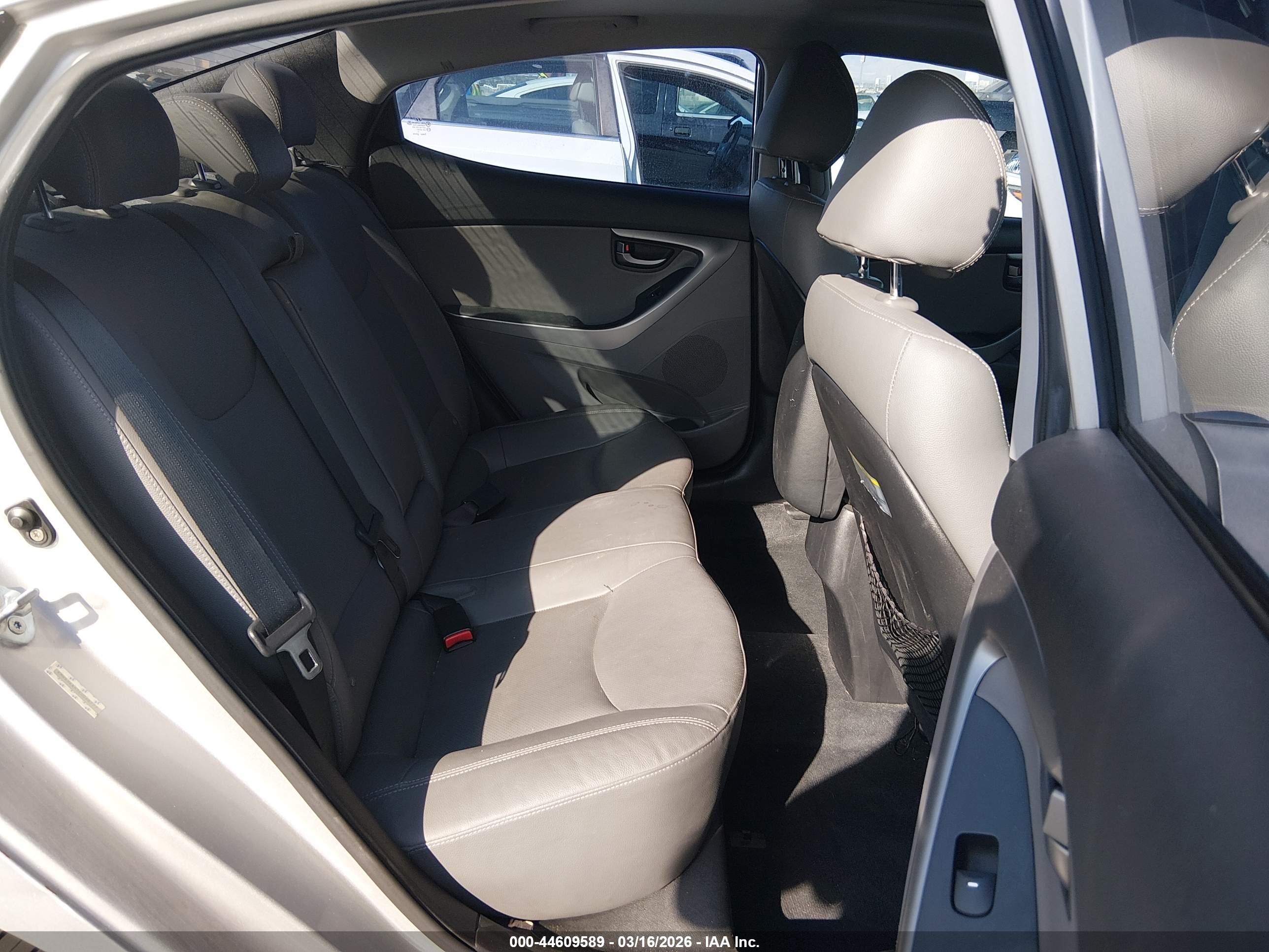 HYUNDAI ELANTRA image 8