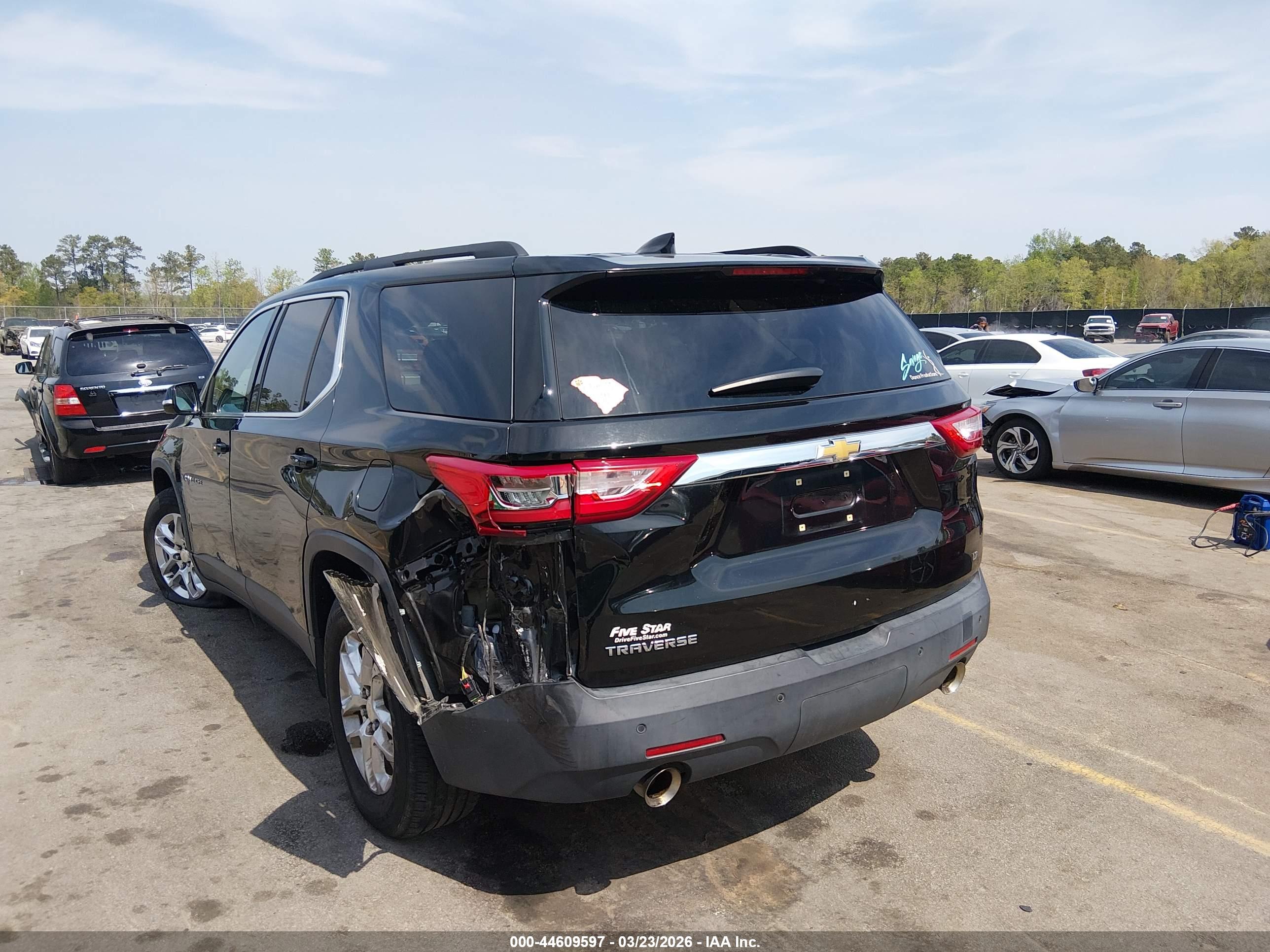 CHEVROLET TRAVERSE image 3