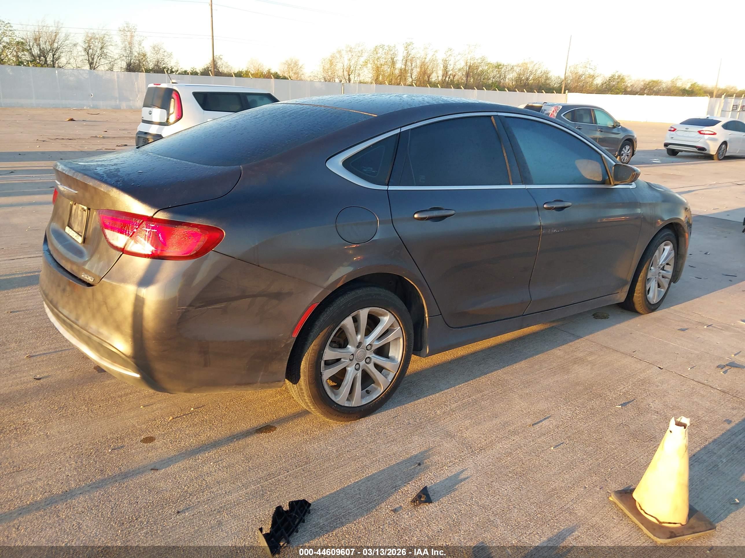 CHRYSLER 200 image 4