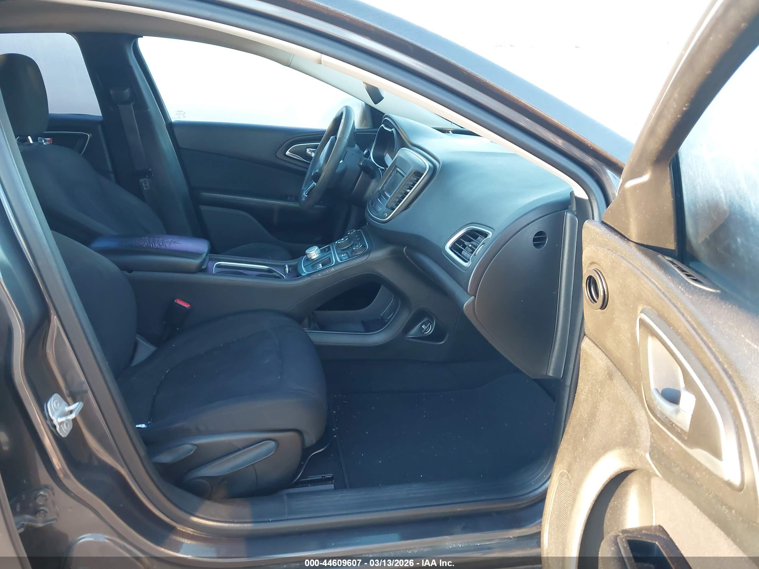 CHRYSLER 200 image 5