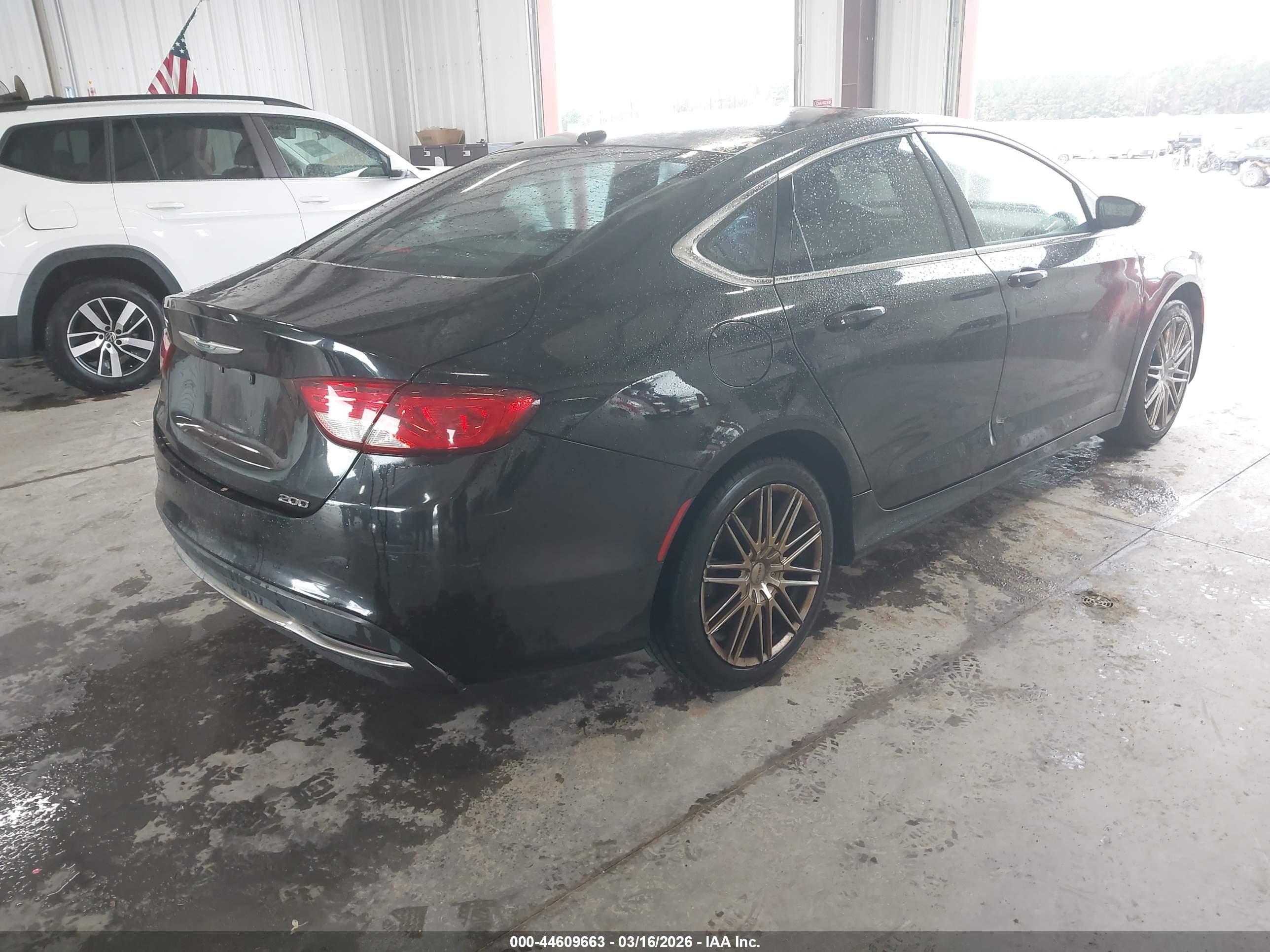 CHRYSLER 200 image 4