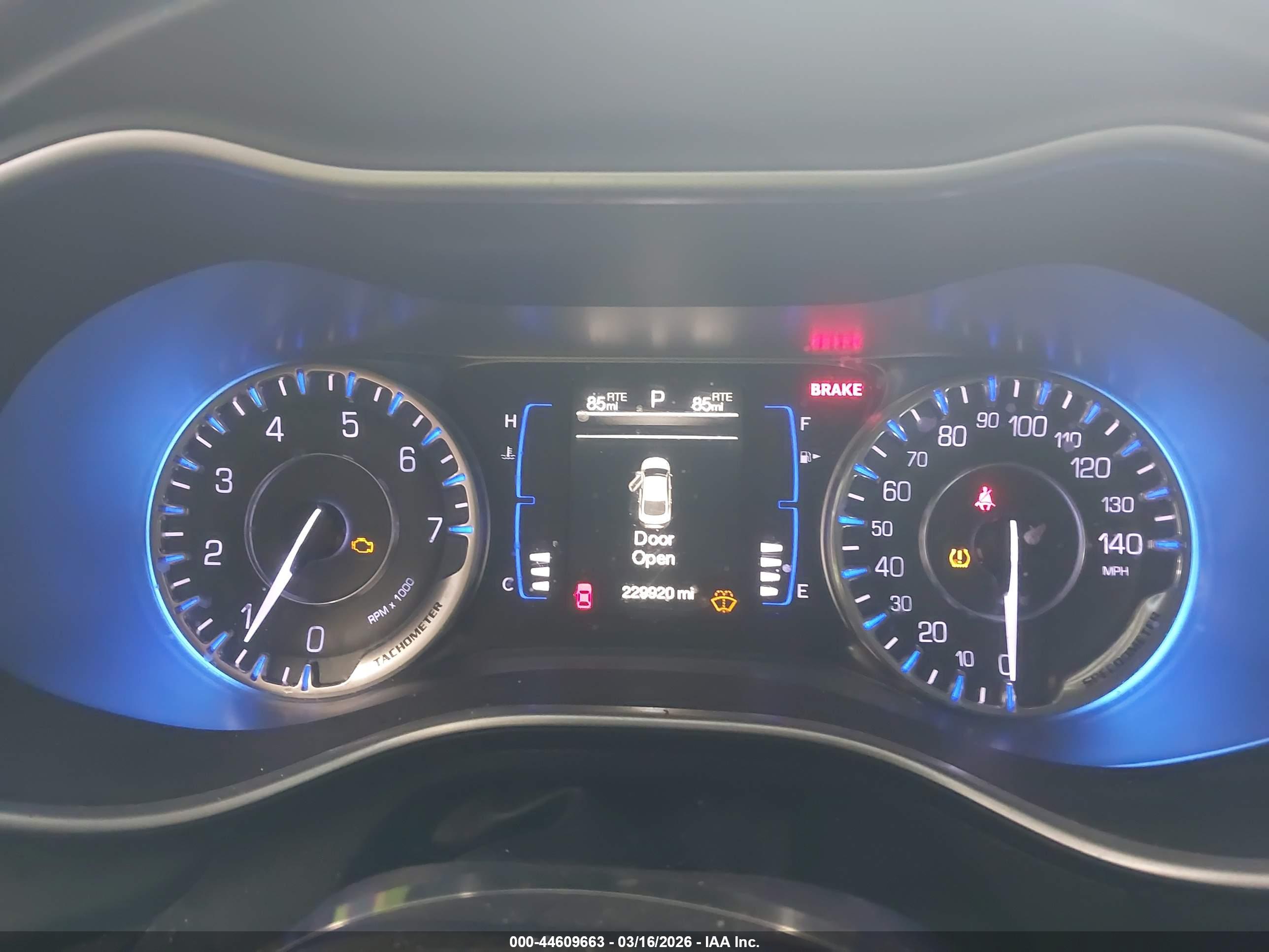CHRYSLER 200 image 7