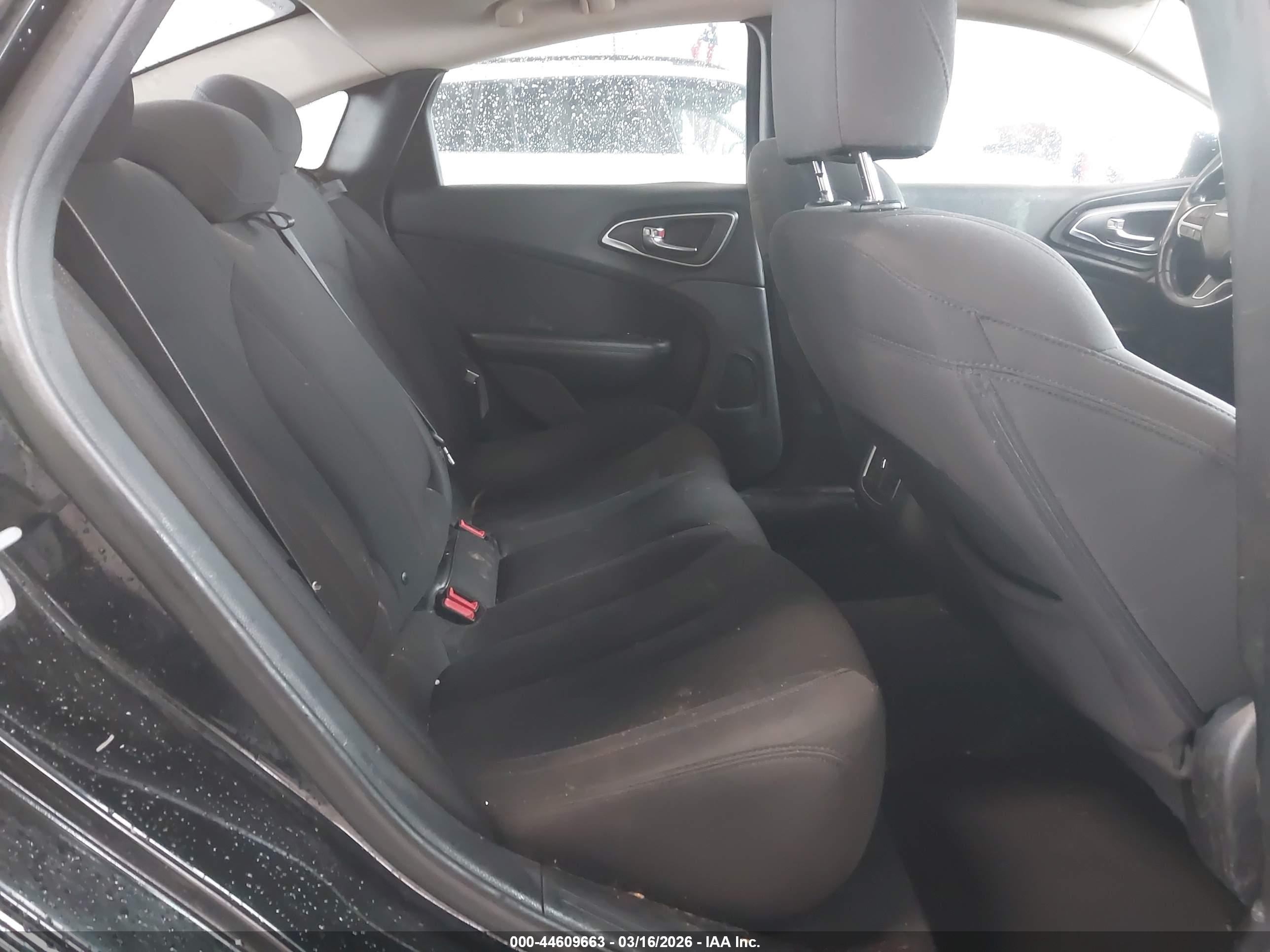 CHRYSLER 200 image 8