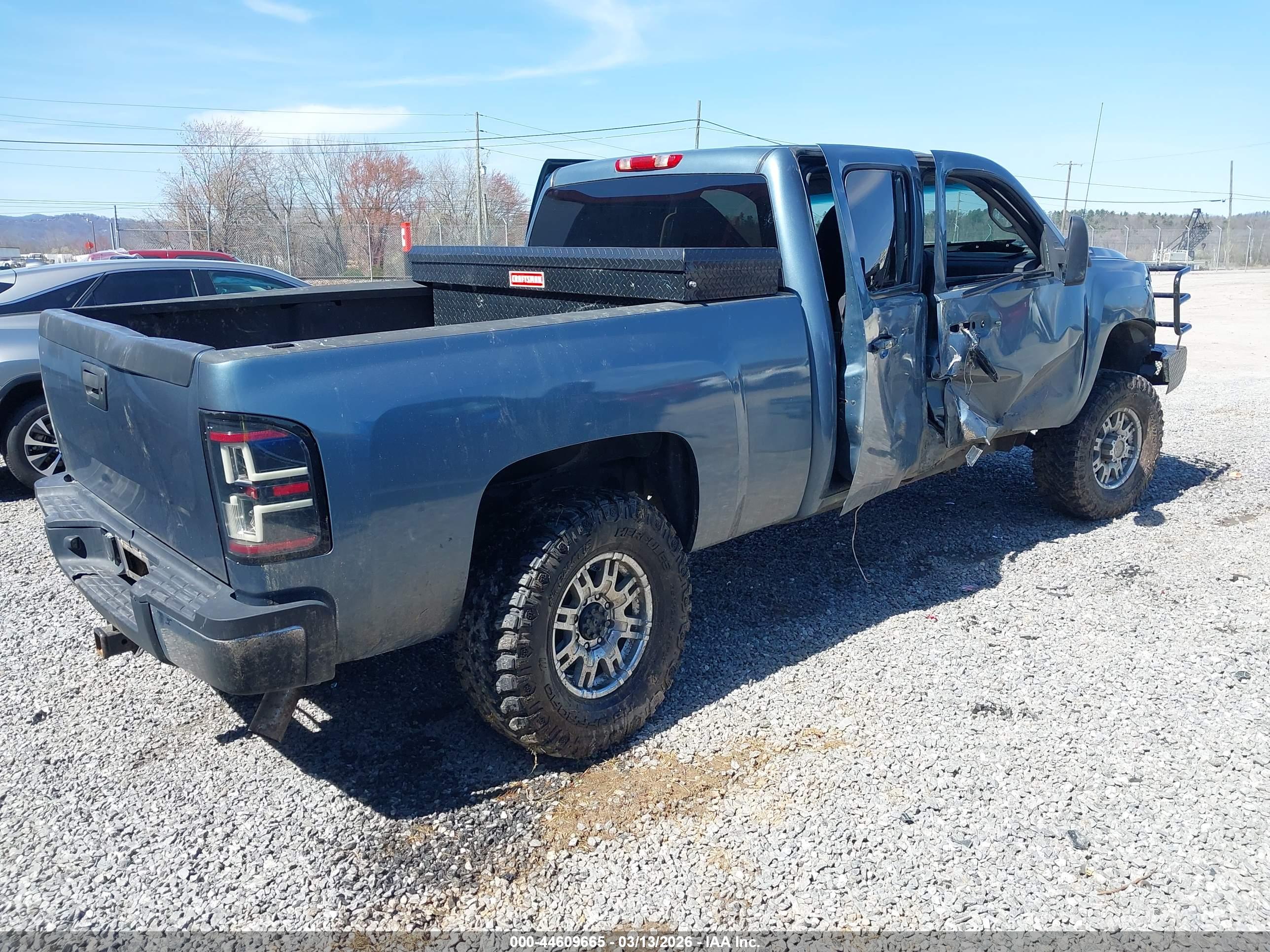 CHEVROLET SILVERADO image 4