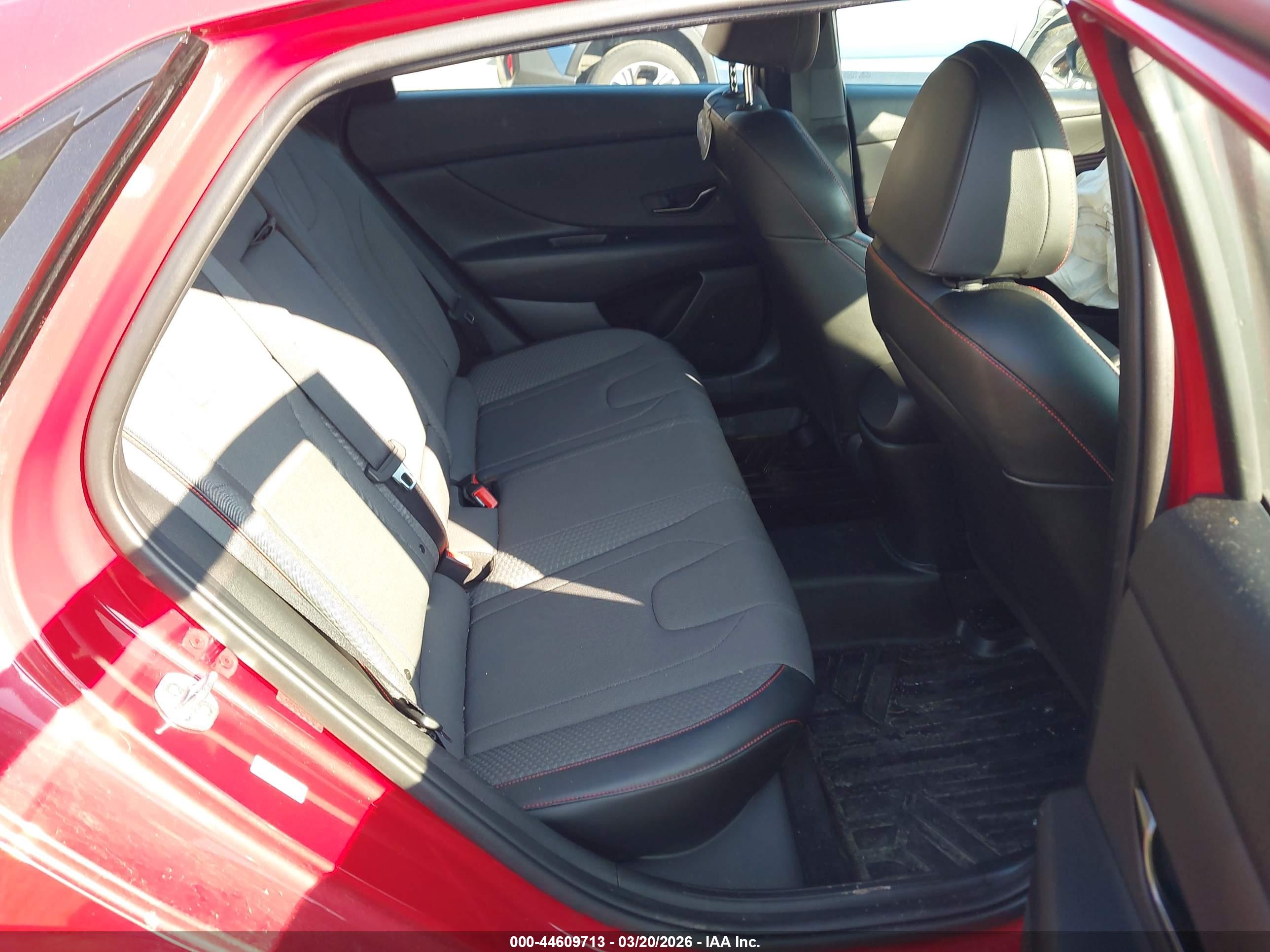 HYUNDAI ELANTRA image 8