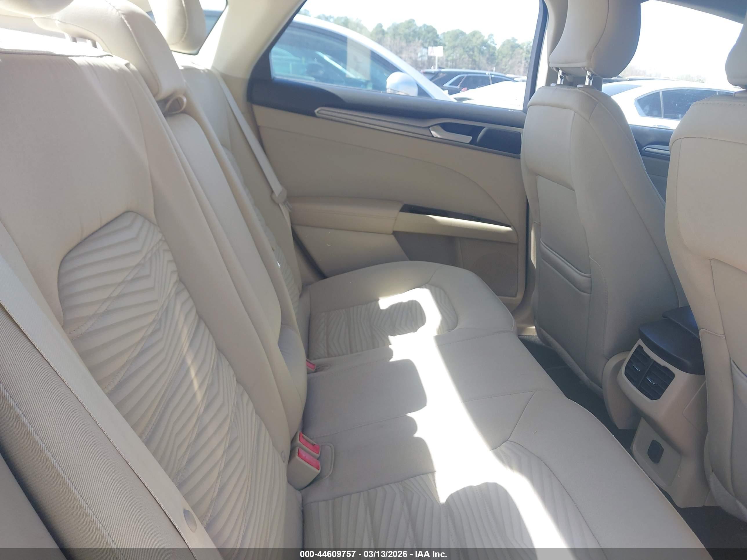 FORD FUSION image 8