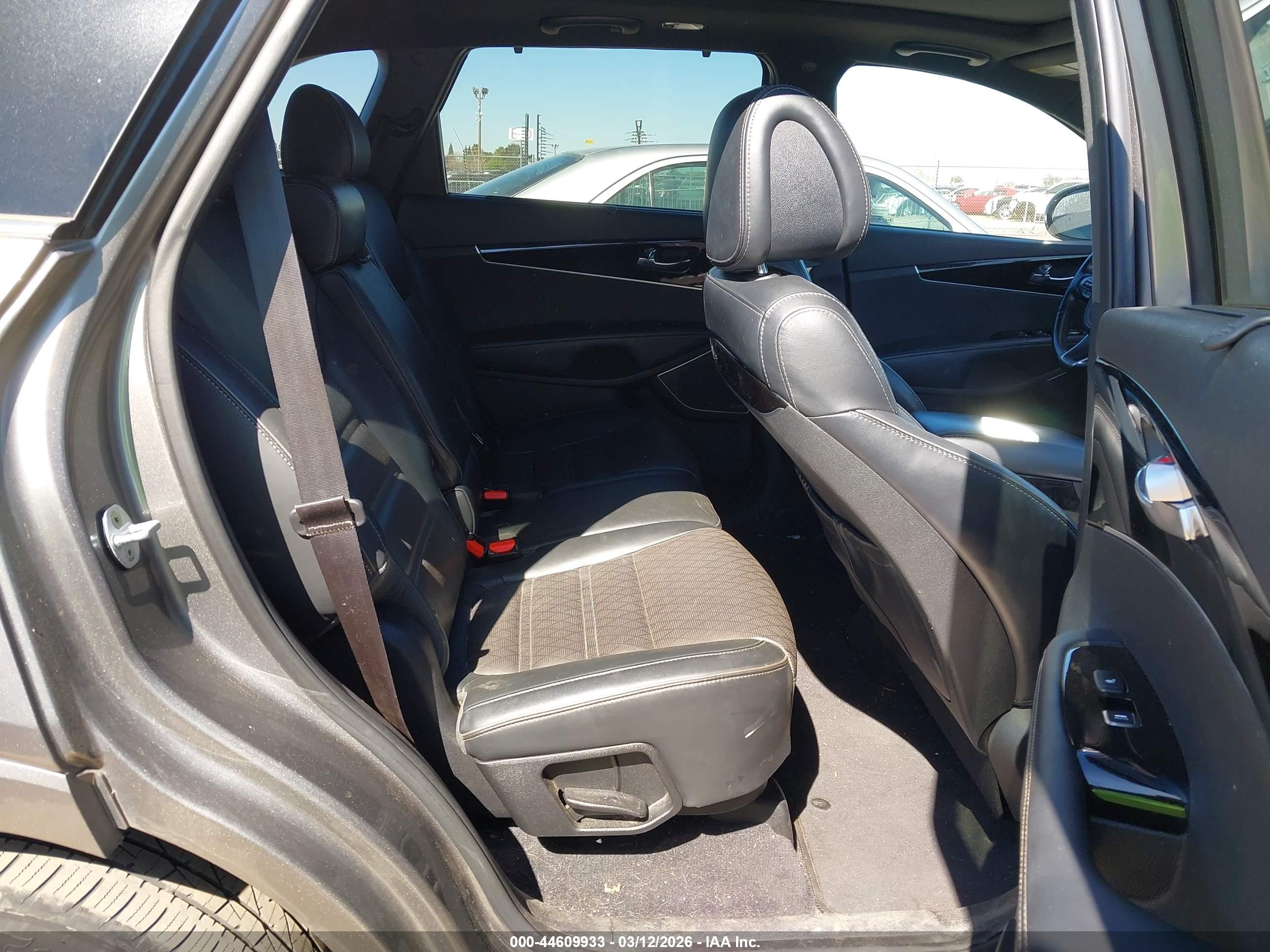 KIA SORENTO image 8