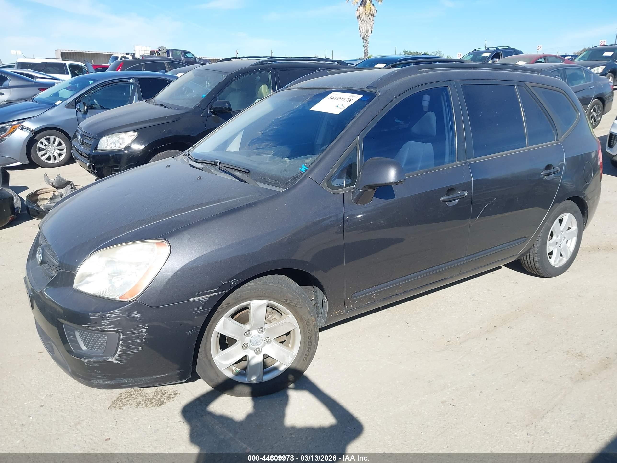 KIA RONDO image 2