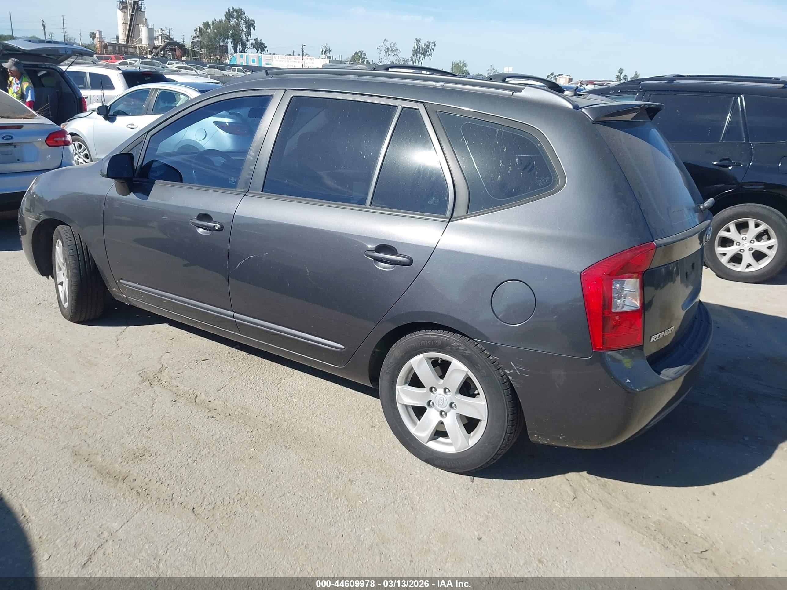 KIA RONDO image 3