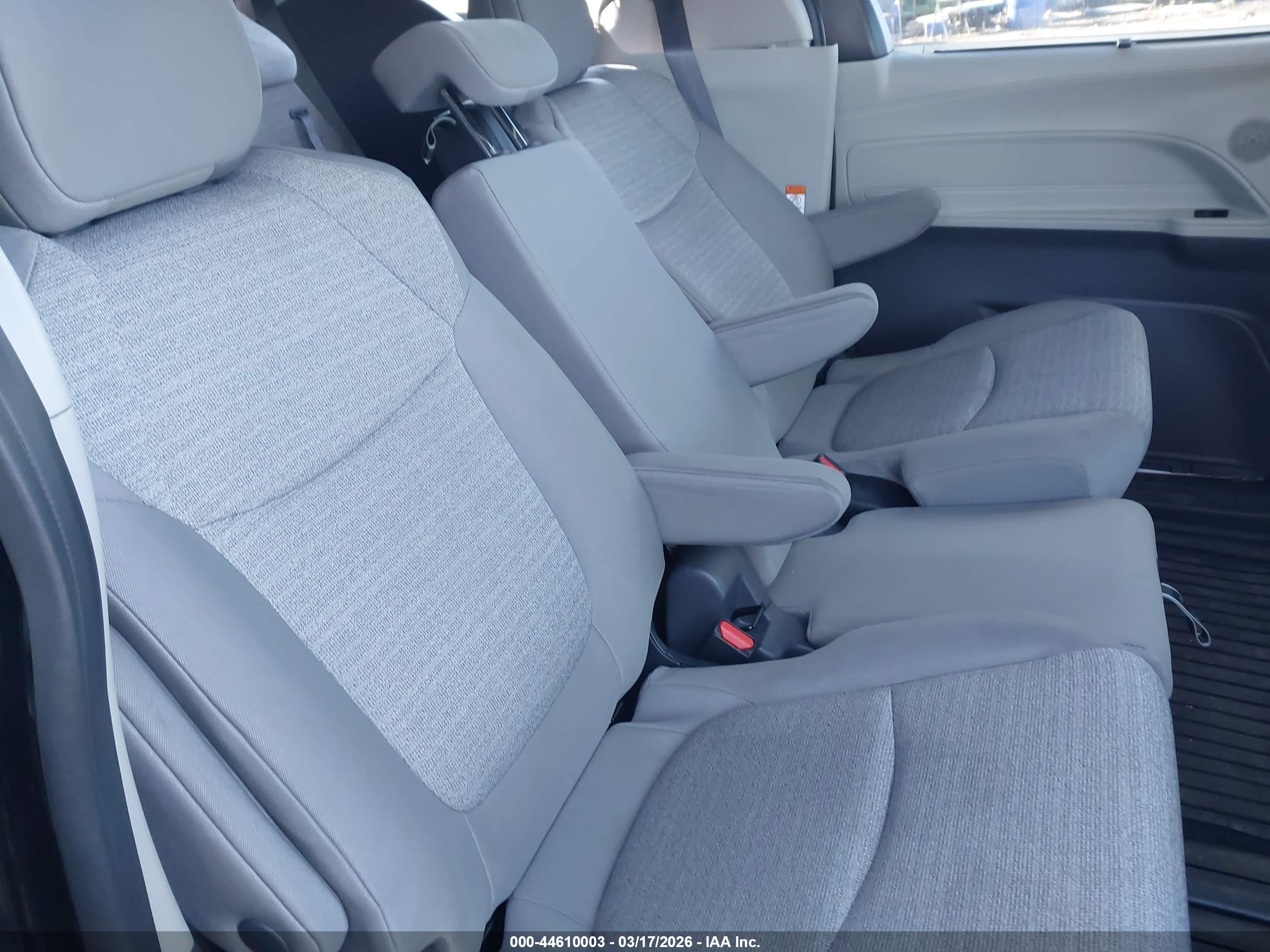 TOYOTA SIENNA image 8