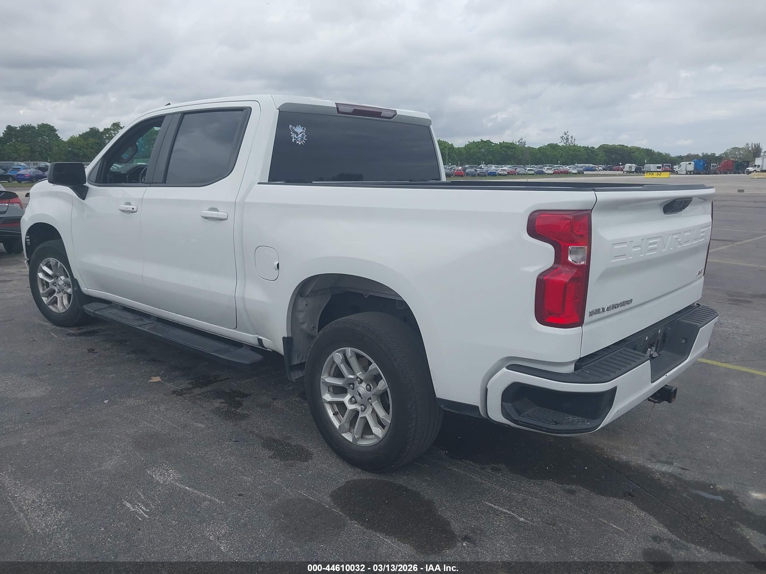 CHEVROLET SILVERADO image 3