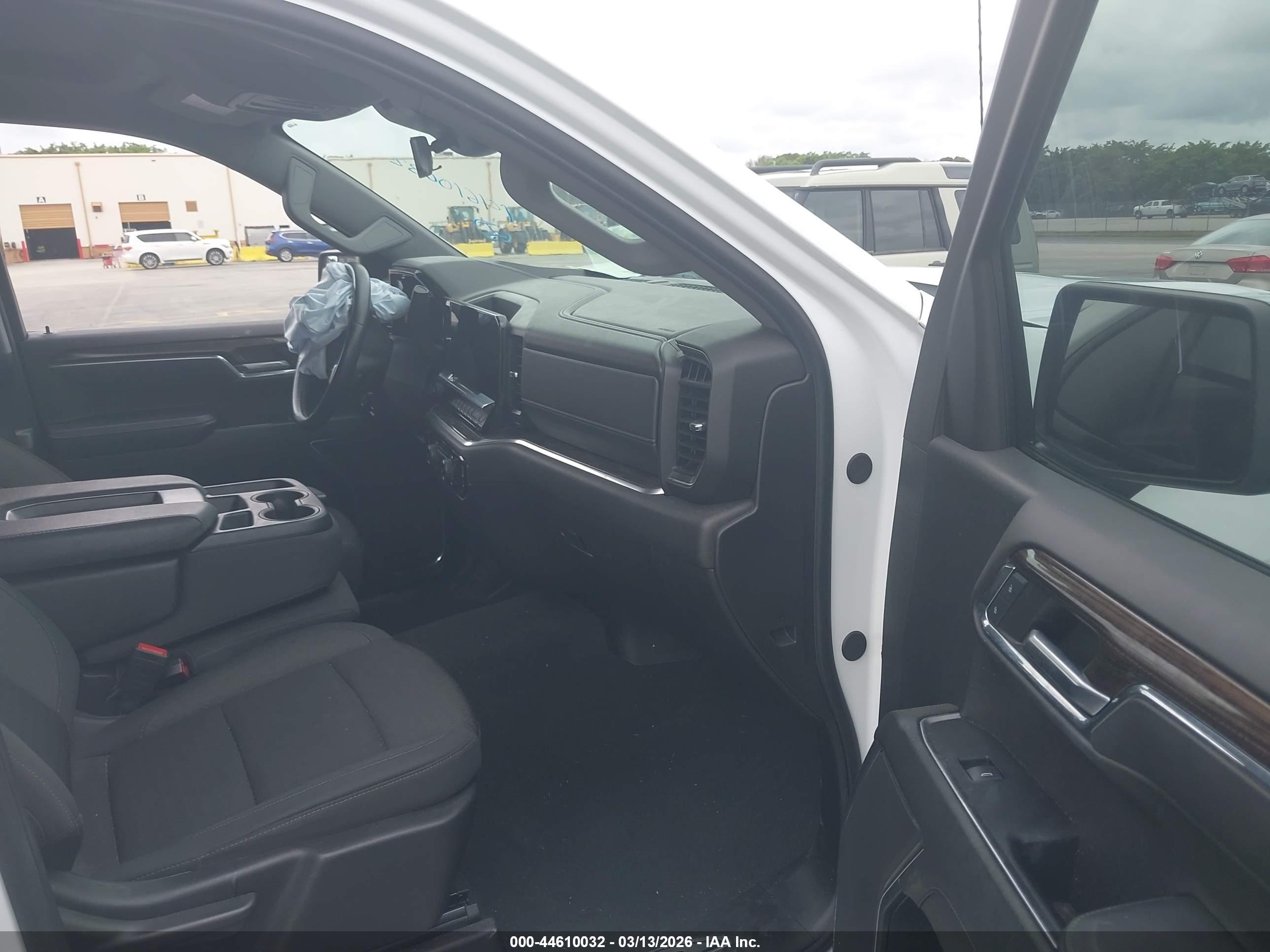 CHEVROLET SILVERADO image 5