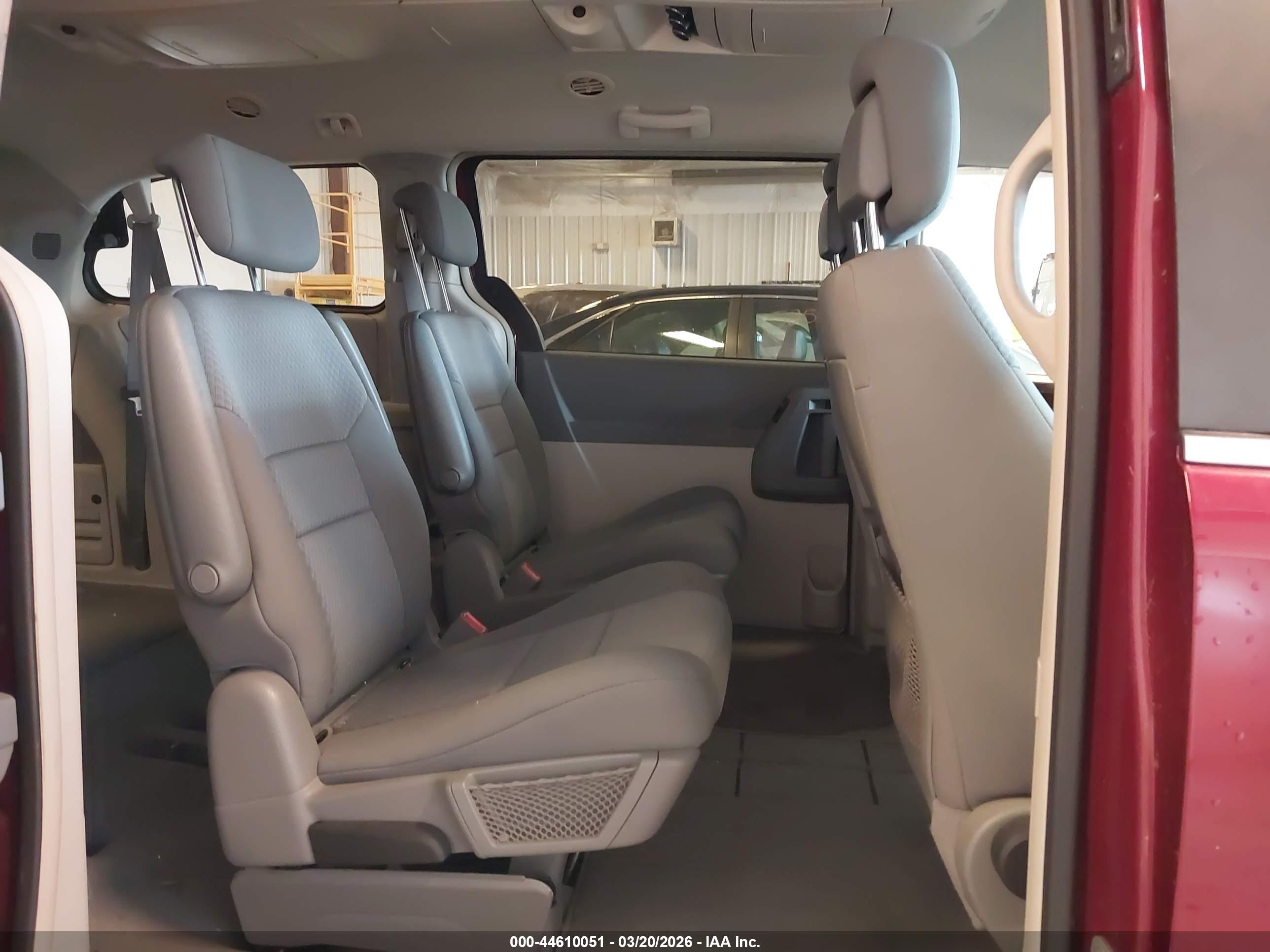 CHRYSLER TOWN image 8