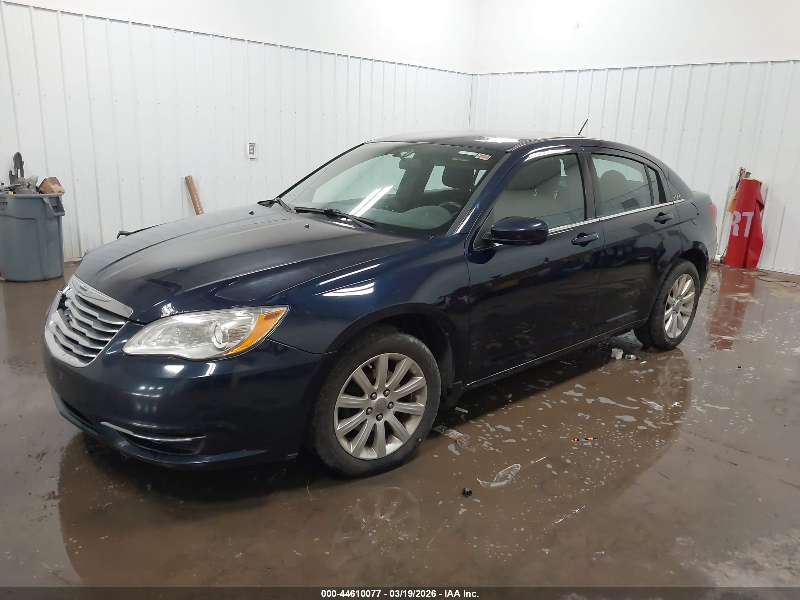 CHRYSLER 200 image 2
