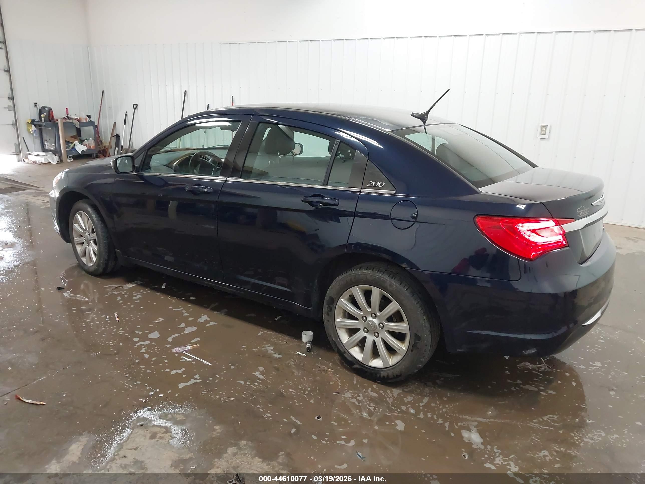 CHRYSLER 200 image 3