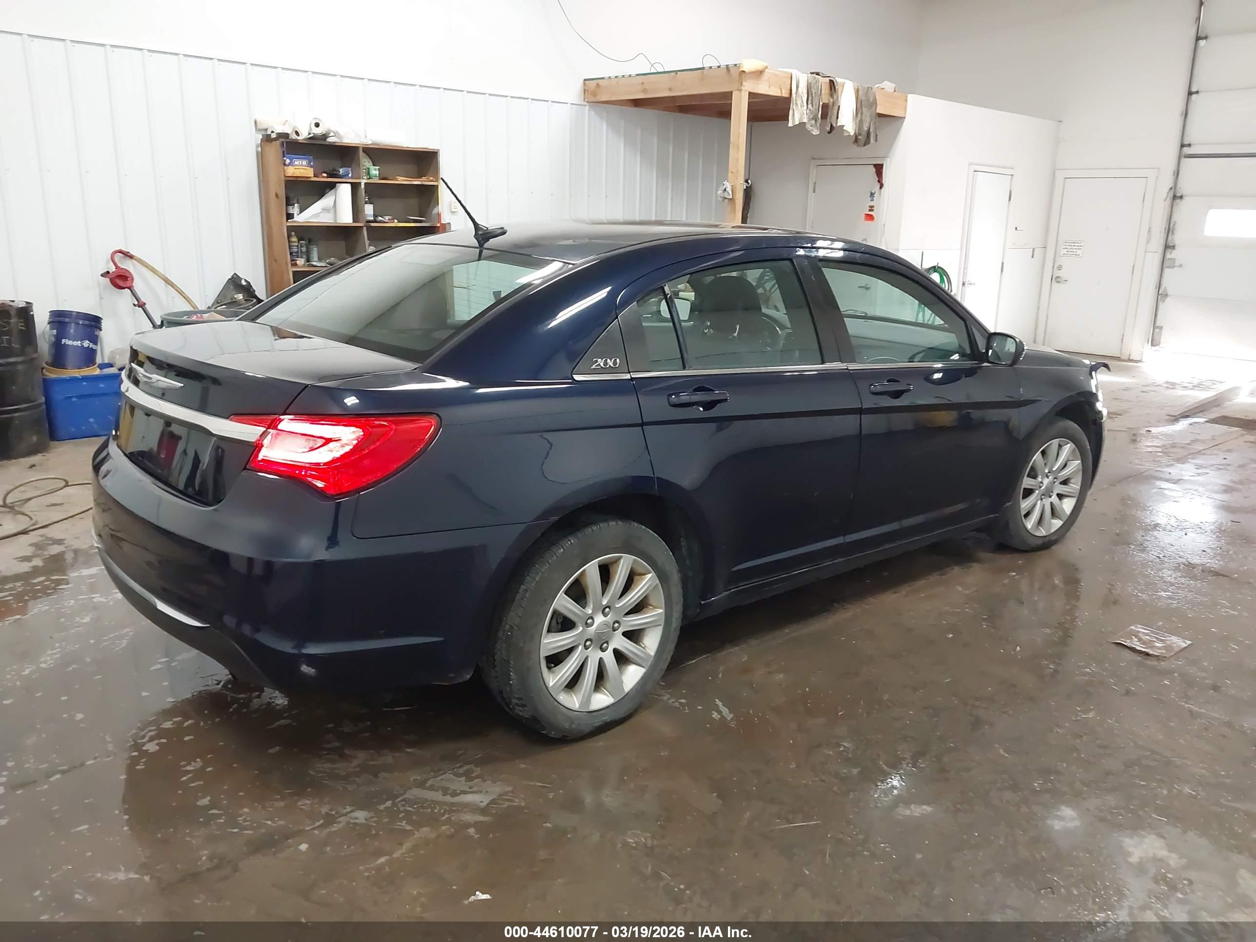 CHRYSLER 200 image 4