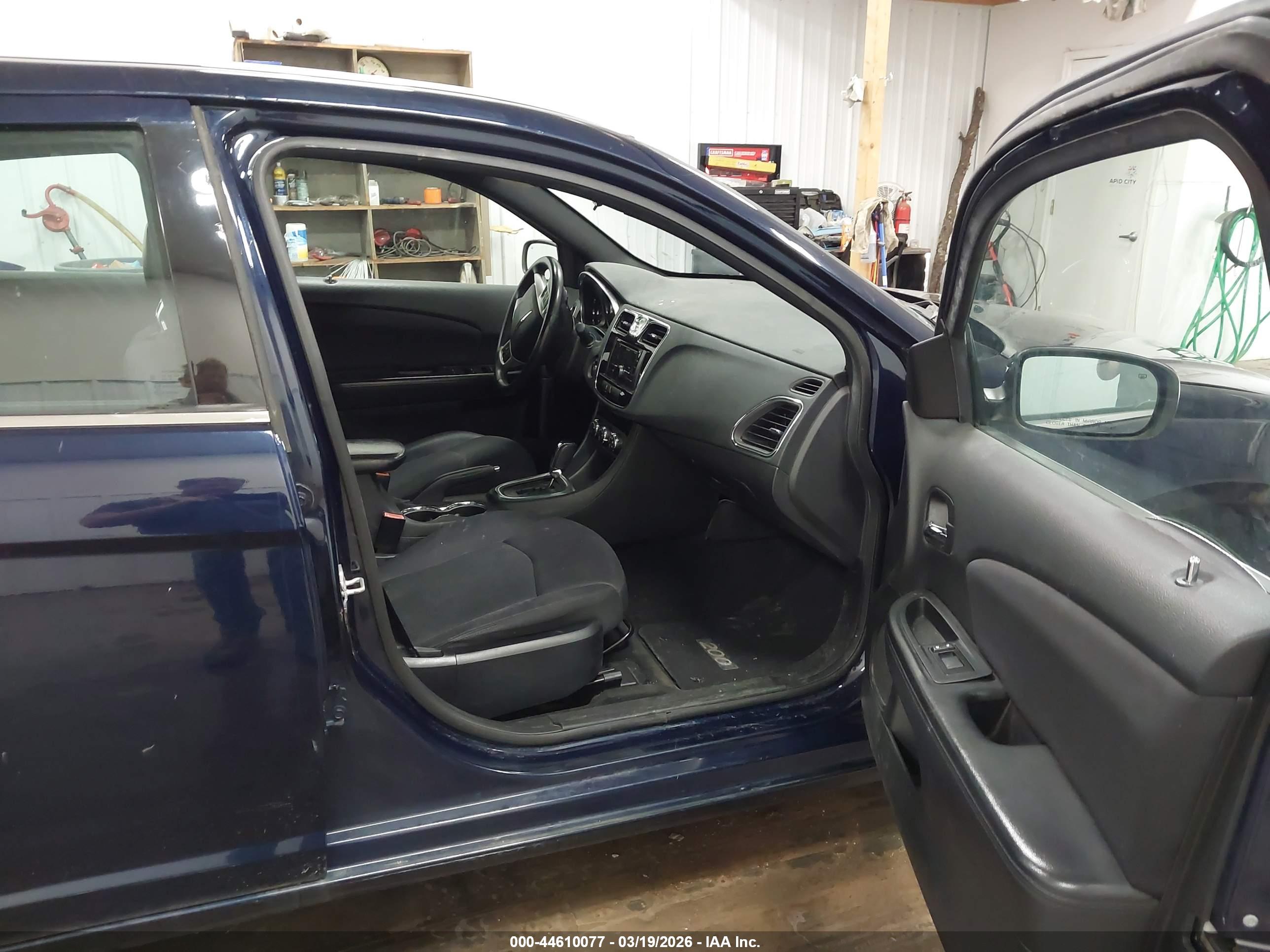 CHRYSLER 200 image 5